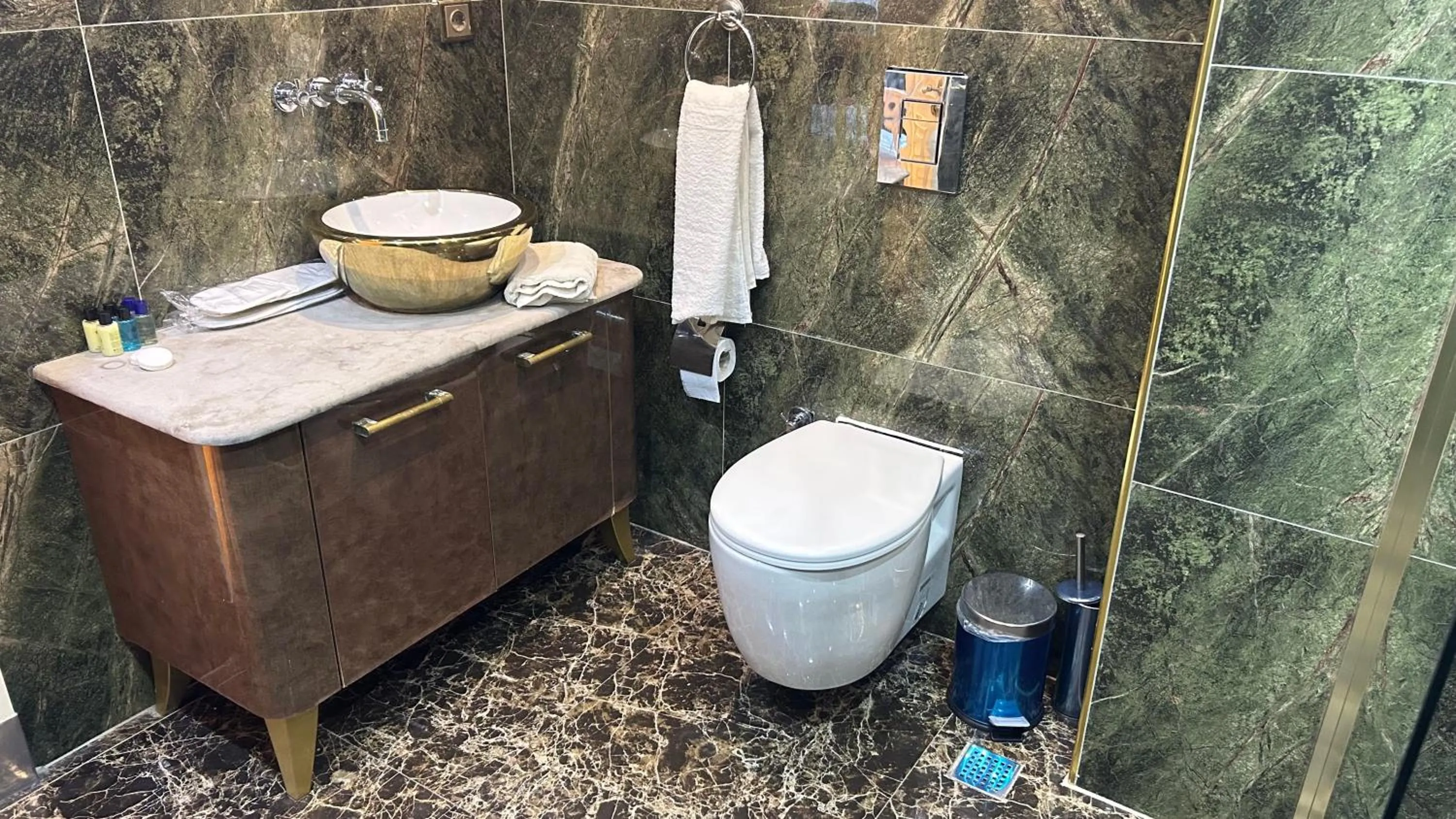 Toilet in Onkel Rada Apart Hotel