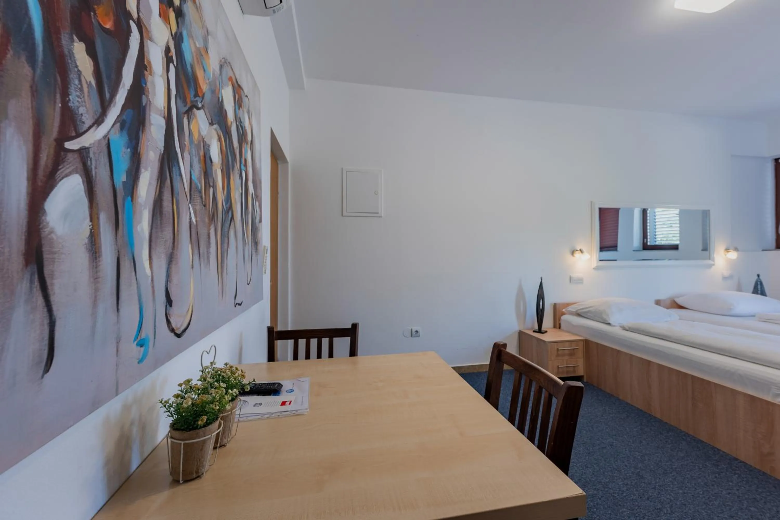 Dining area, Bed in Aparthotel Plat