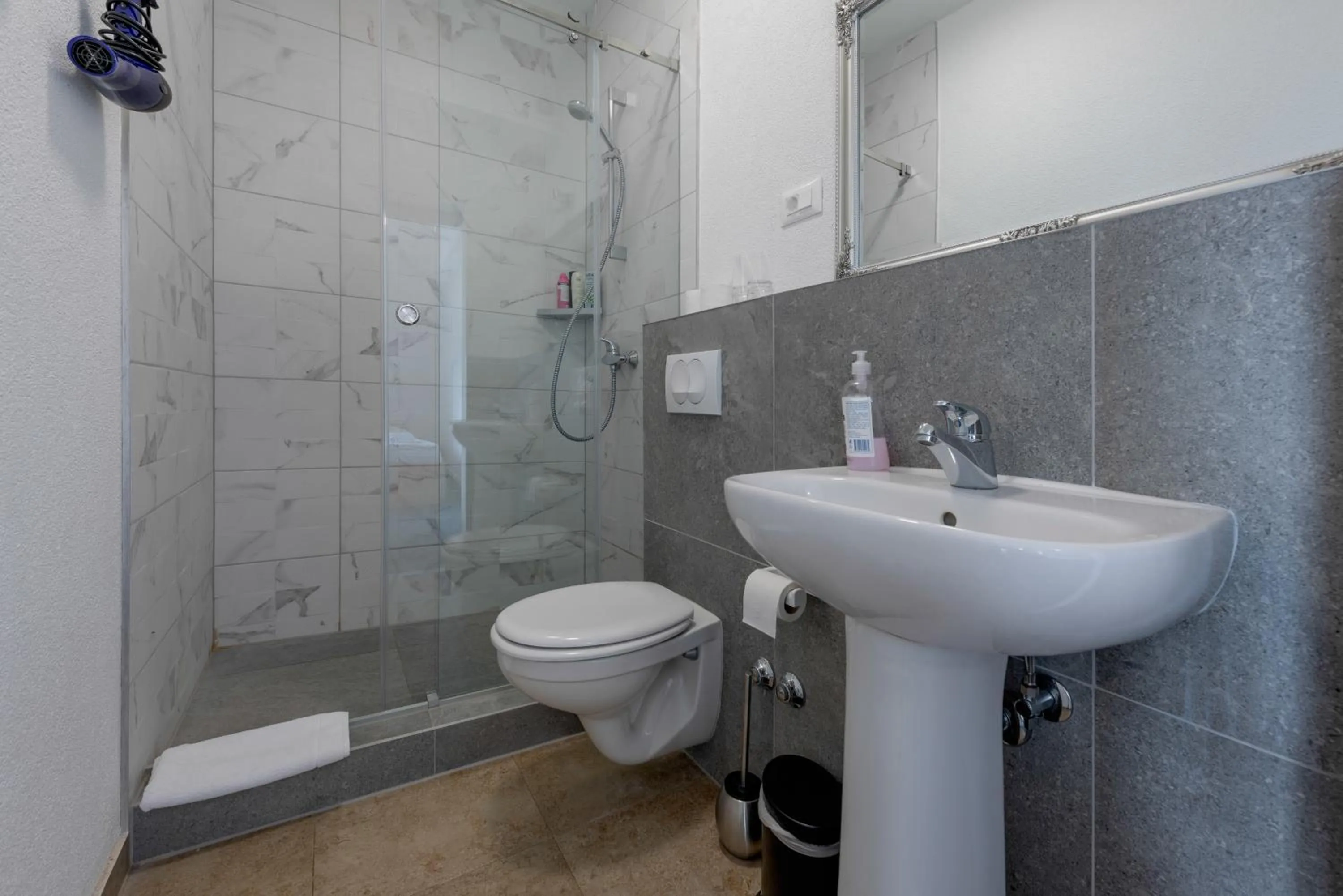 Shower in Aparthotel Plat