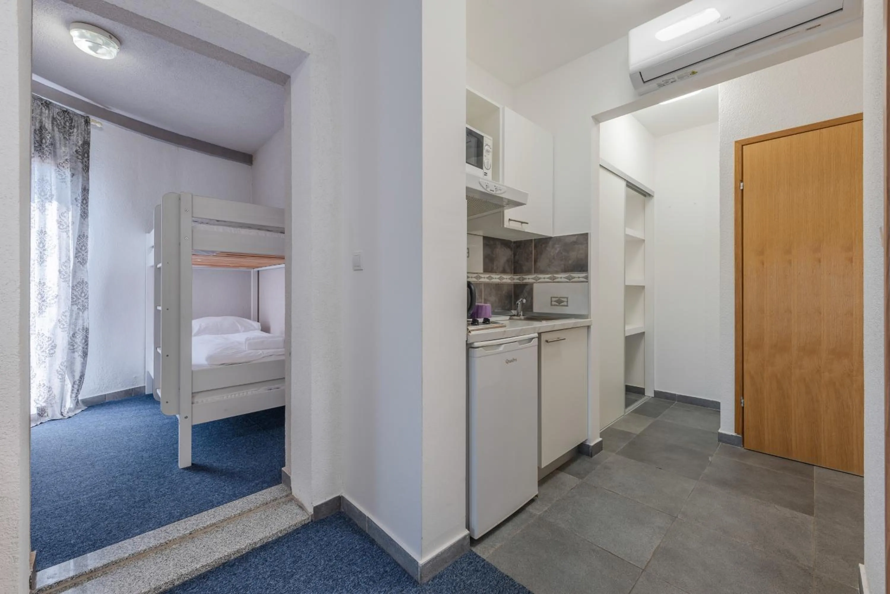 Kitchen or kitchenette, Bed in Aparthotel Plat