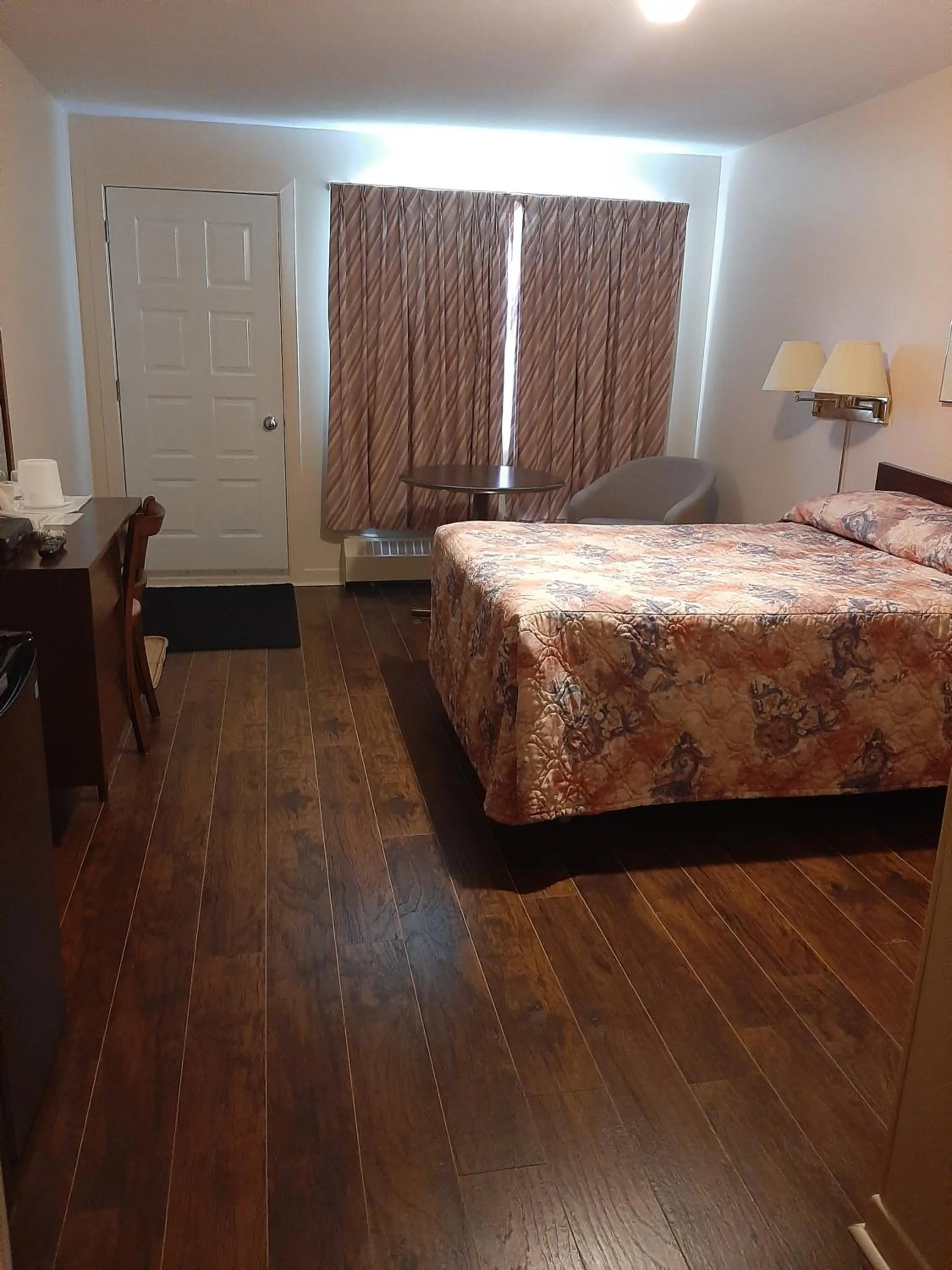 Bed in Motel Vaudreuil