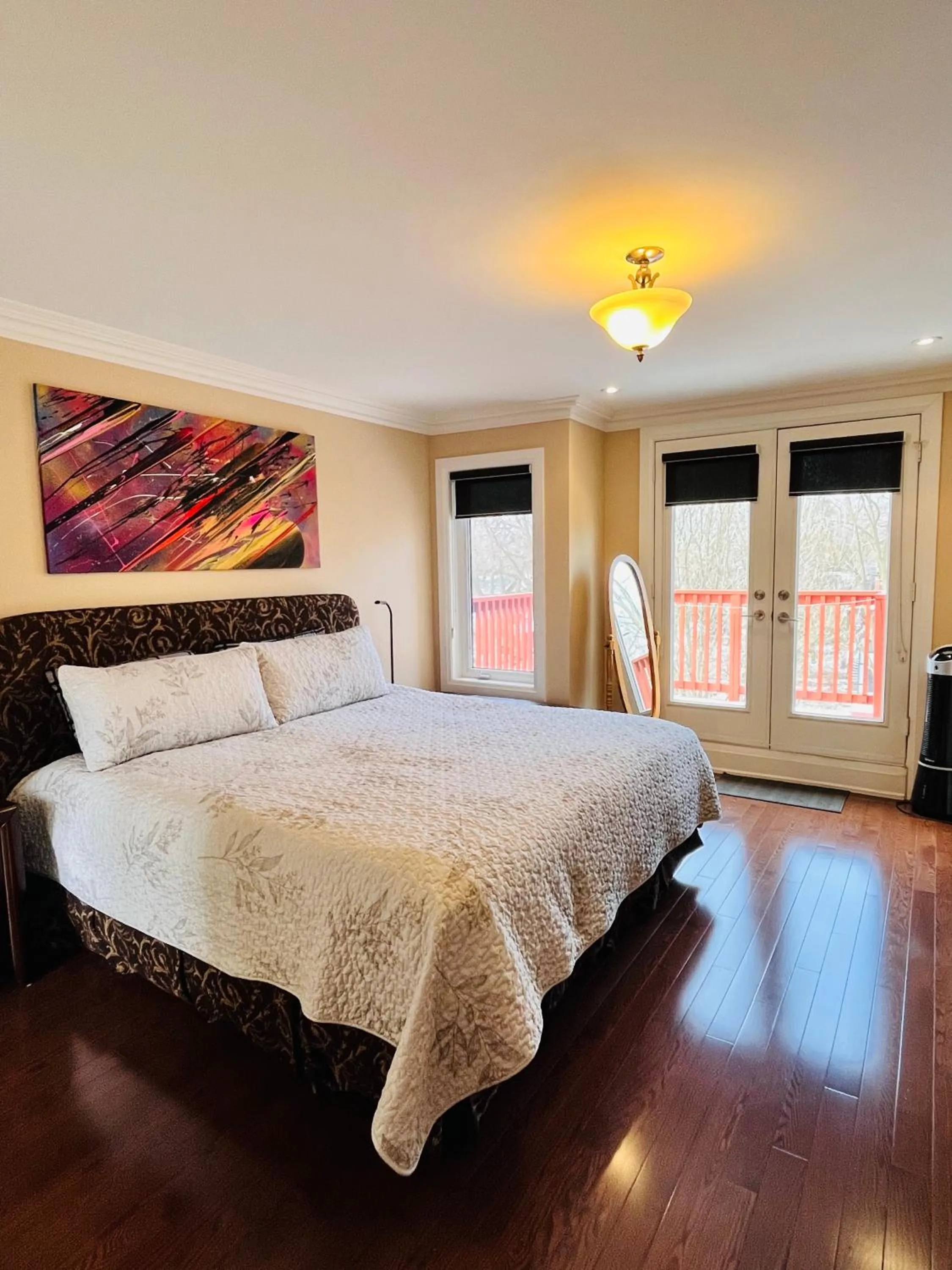 Bed in Luxury Home - Upper Toronto Beaches