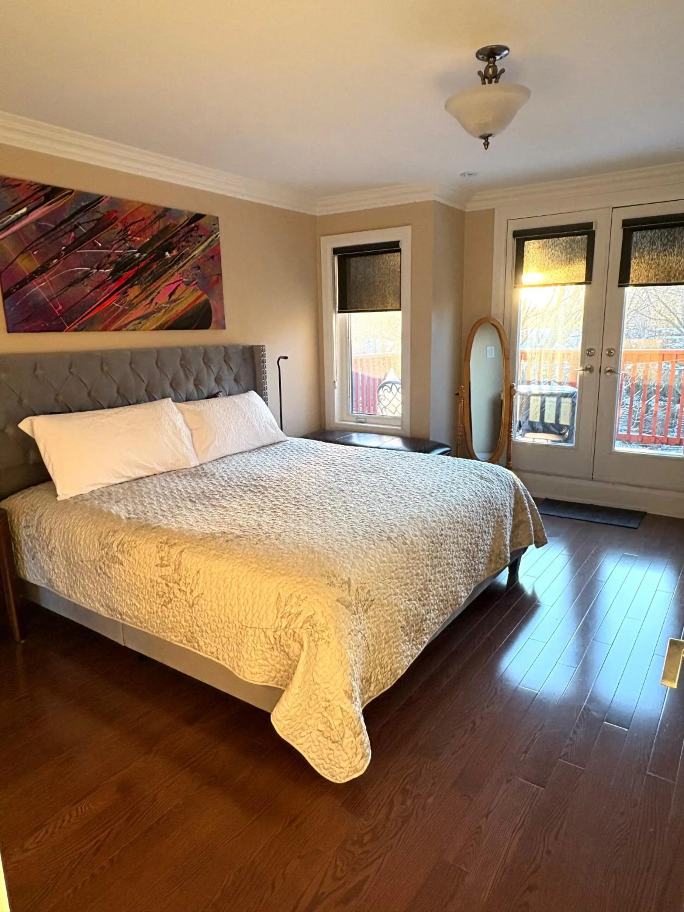 Bed in Luxury Home - Upper Toronto Beaches