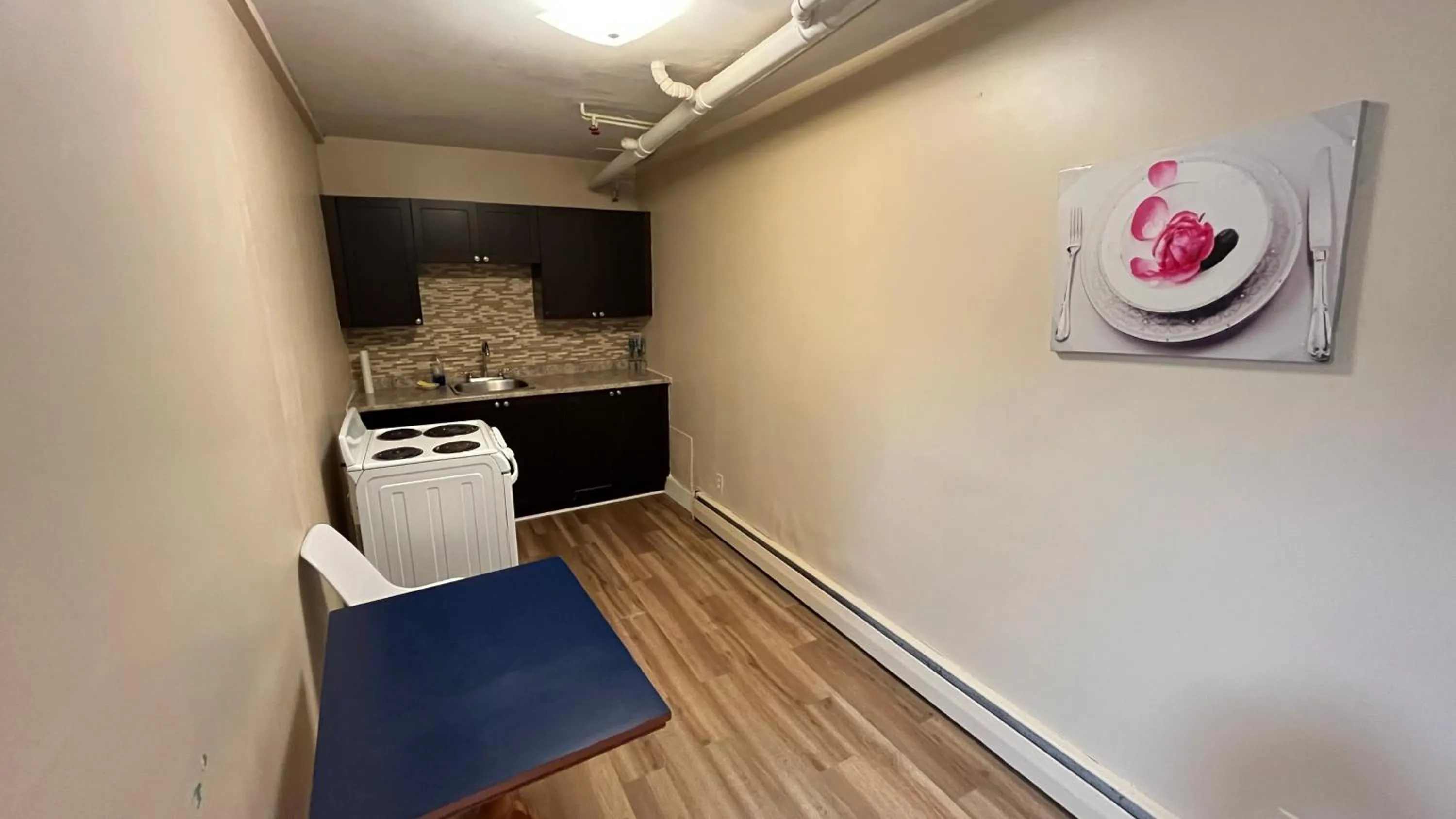 Admiral's Quay Motel & Suites