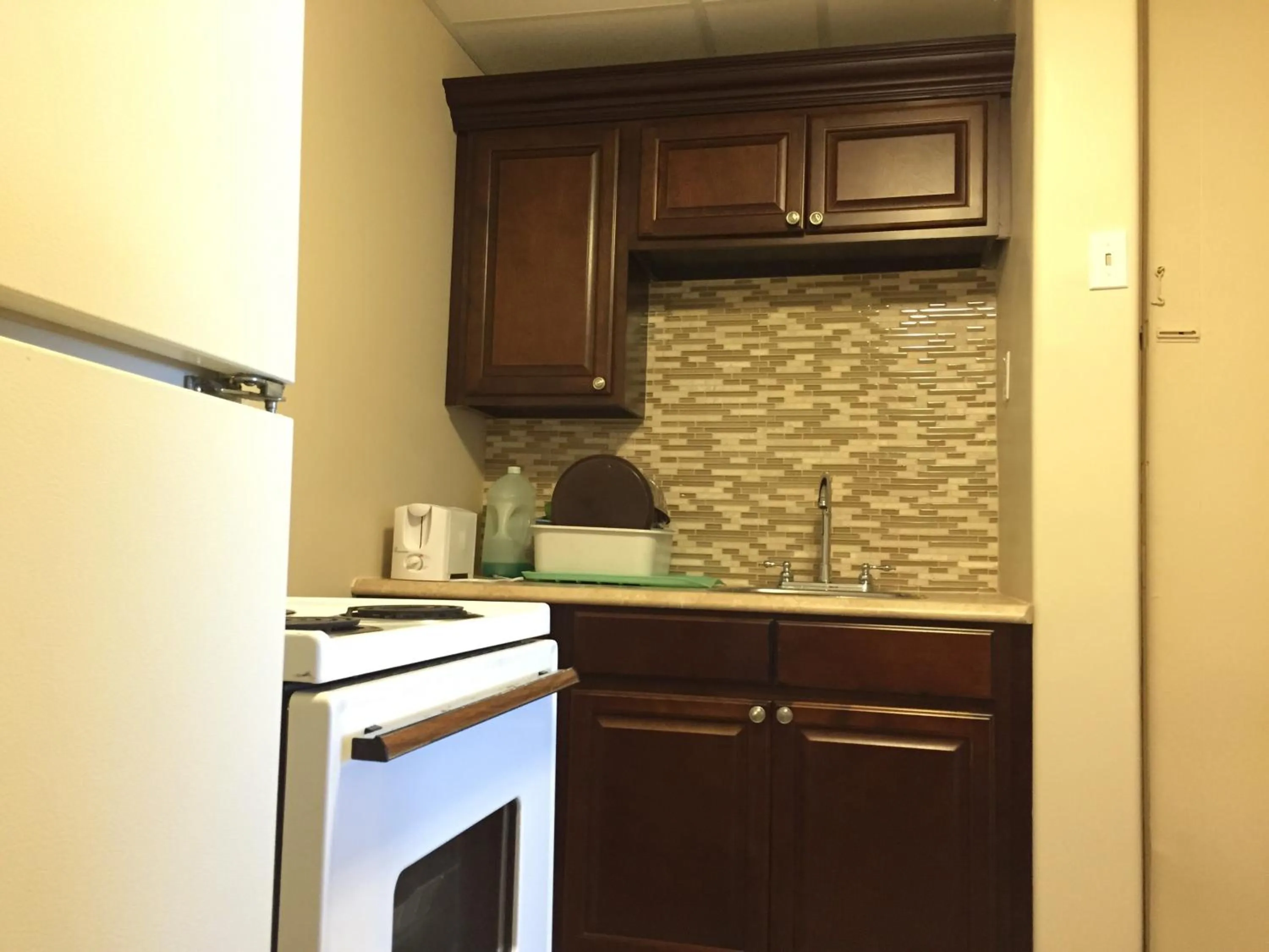 Kitchen or kitchenette in Admiral's Quay Motel & Suites