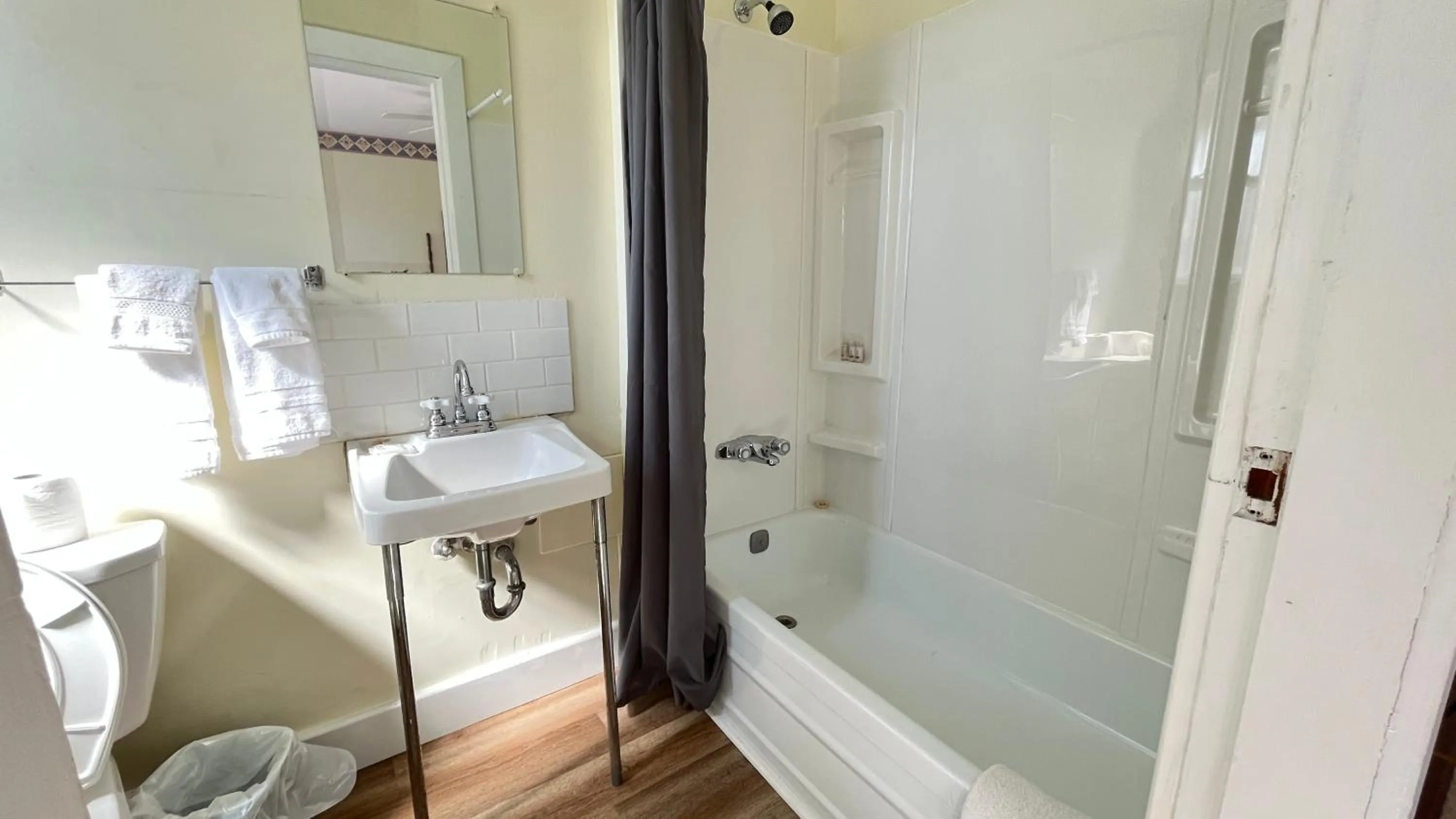 Admiral's Quay Motel & Suites