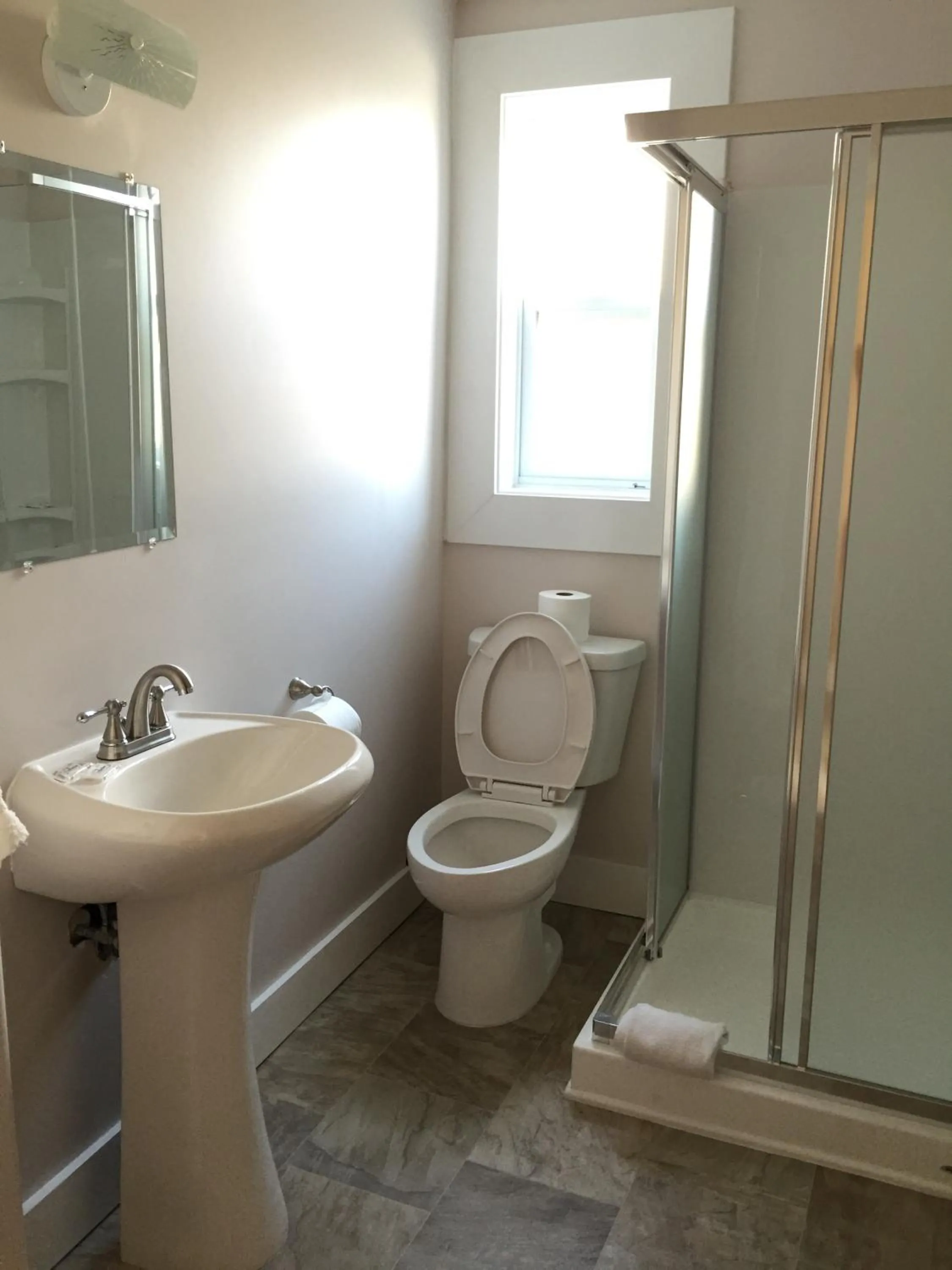 Bathroom in Admiral's Quay Motel & Suites