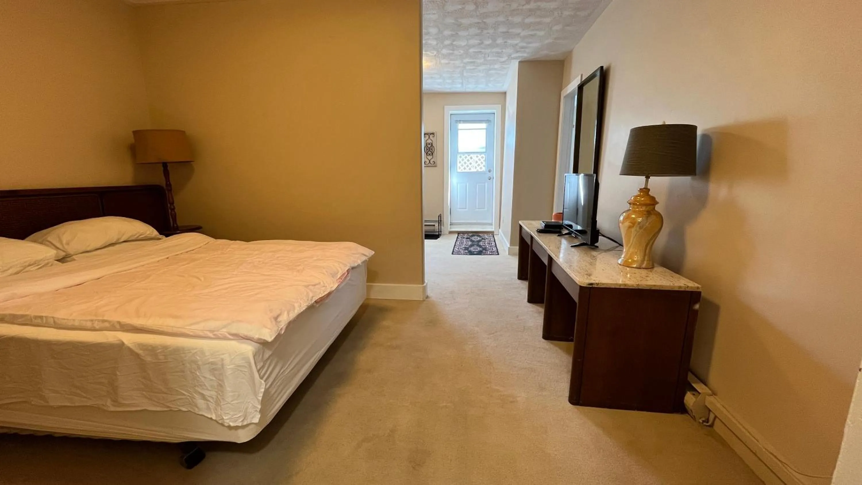 Bed in Admiral's Quay Motel & Suites