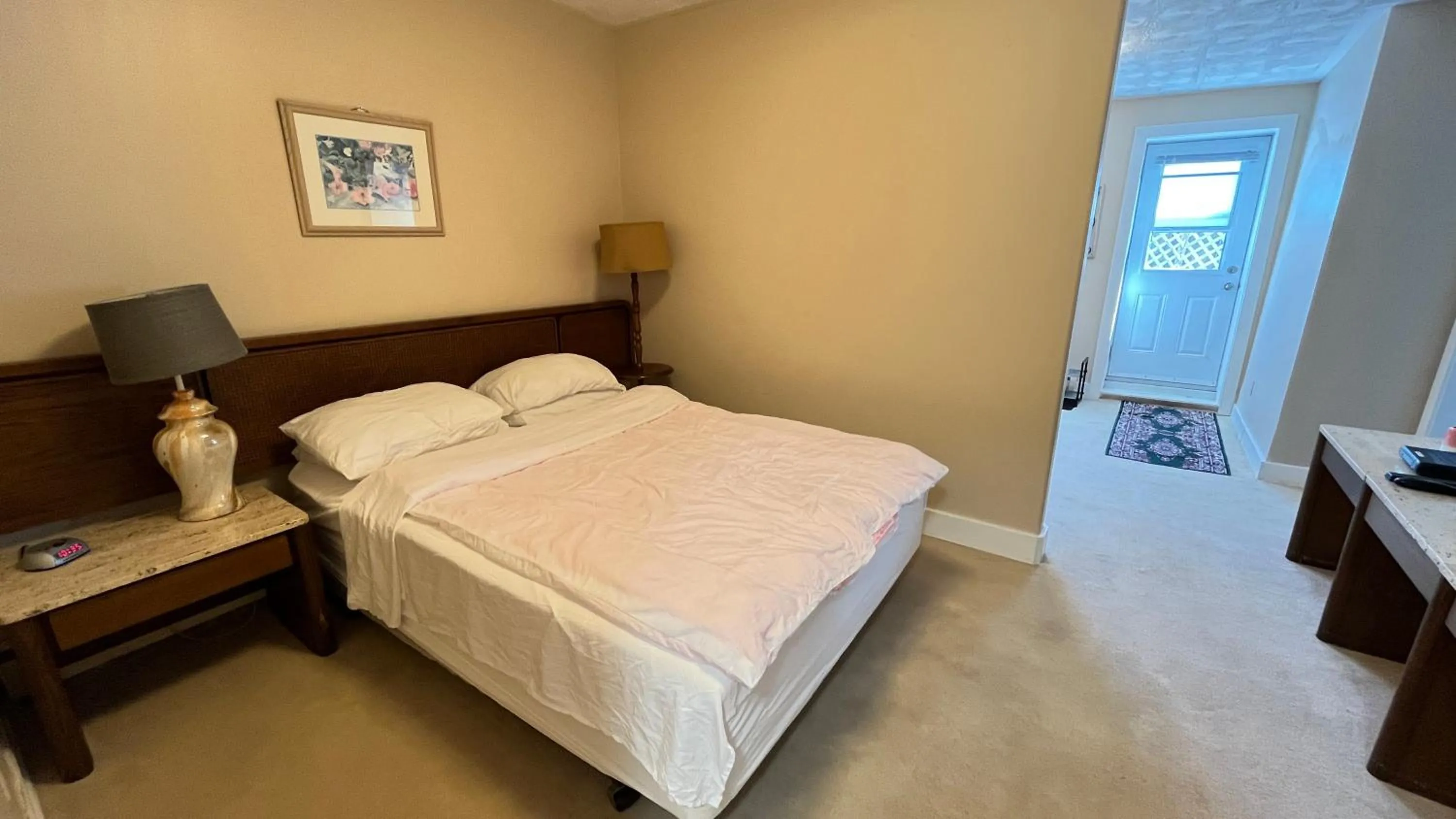 Bed in Admiral's Quay Motel & Suites