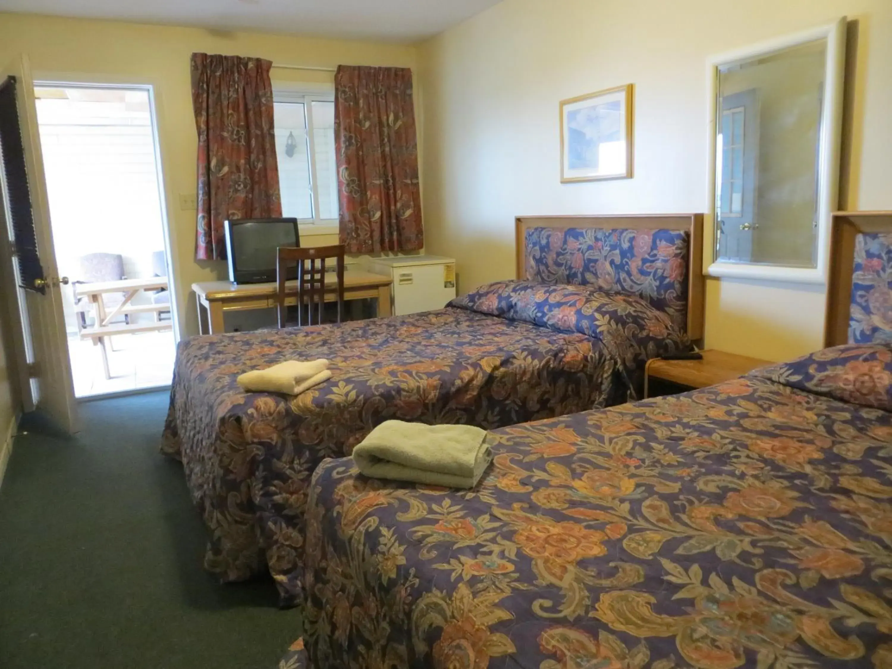 Queen Room with Two Queen Beds in Villa Nova Motel Queen Room with Two Queen Beds in Villa Nova Motel