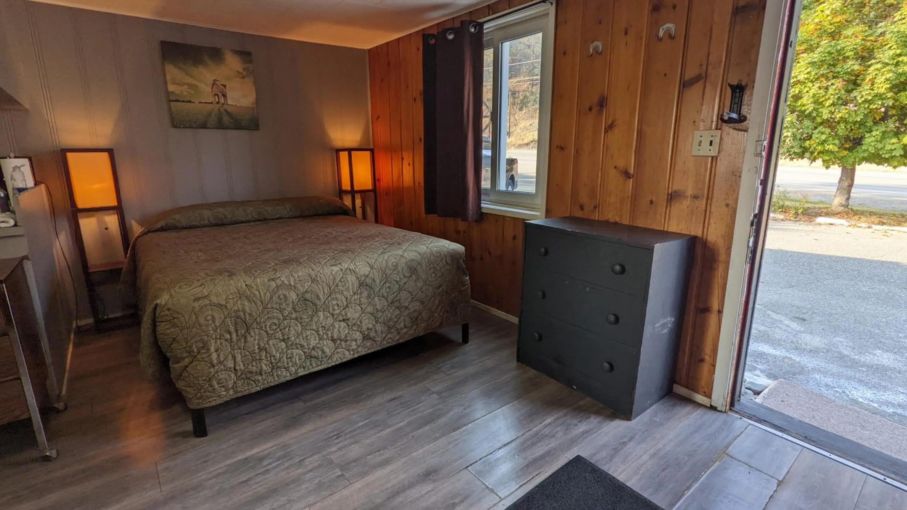 Bed in Deerview Lodge & Cabins - Princeton BC