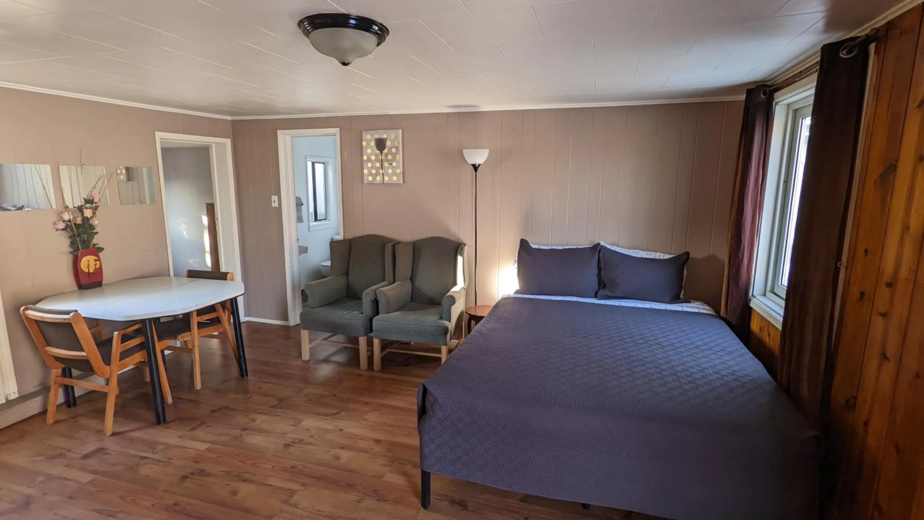 Bed in Deerview Lodge & Cabins - Princeton BC