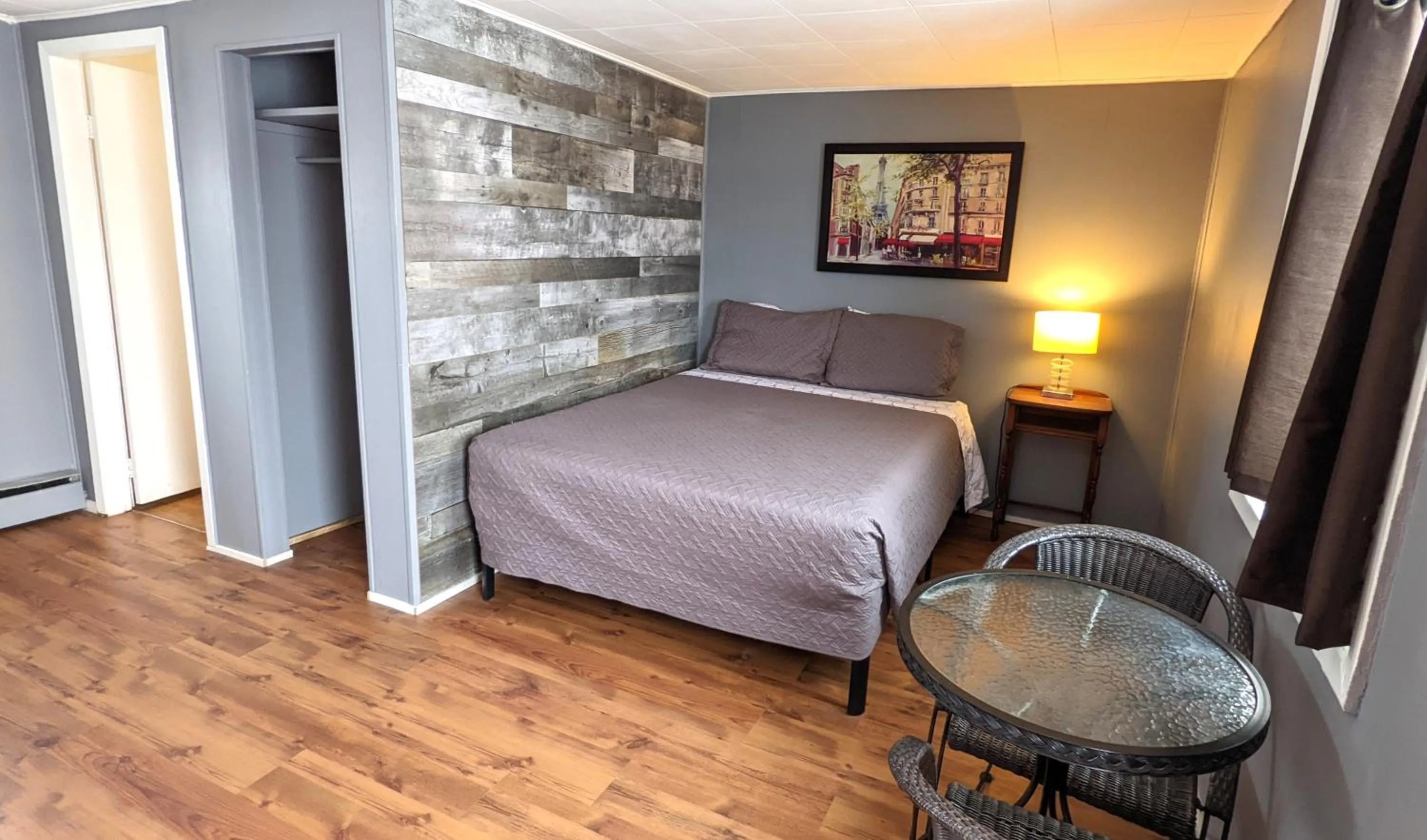 Bed in Deerview Lodge & Cabins - Princeton BC