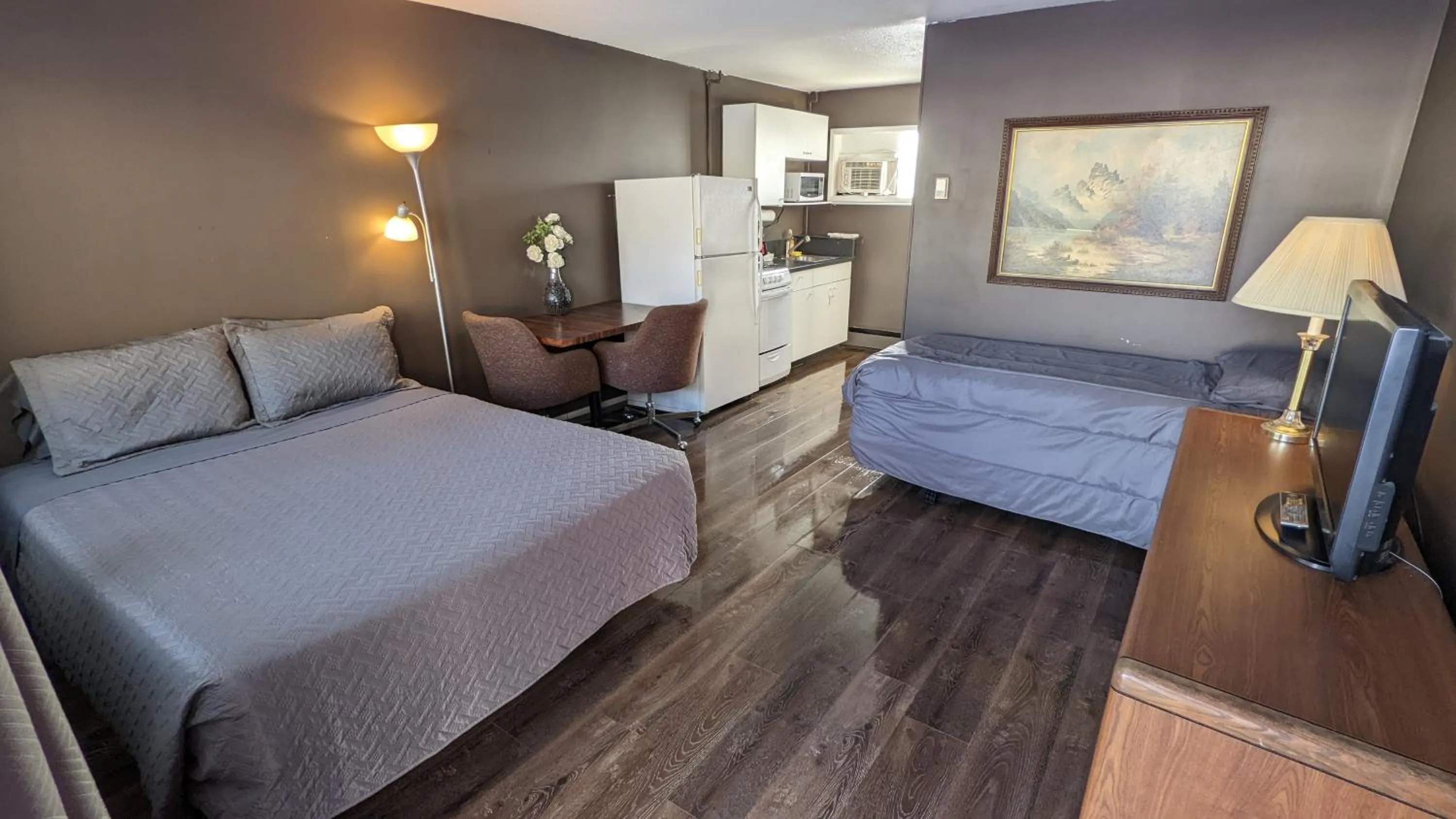Bed in Deerview Lodge & Cabins - Princeton BC