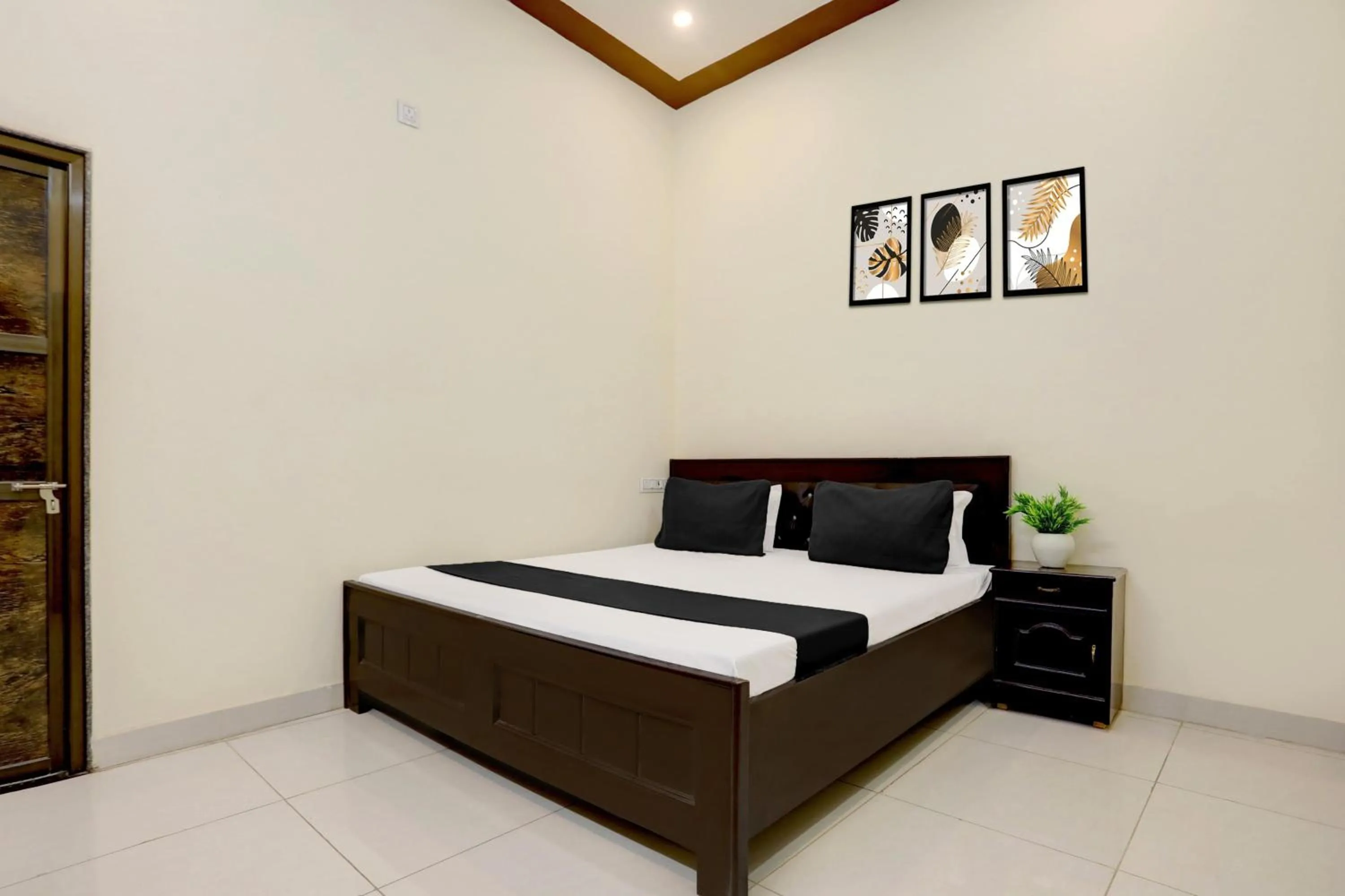 Bedroom, Bed in Hotel O by OYO Yatharth Inn Paying Guest House