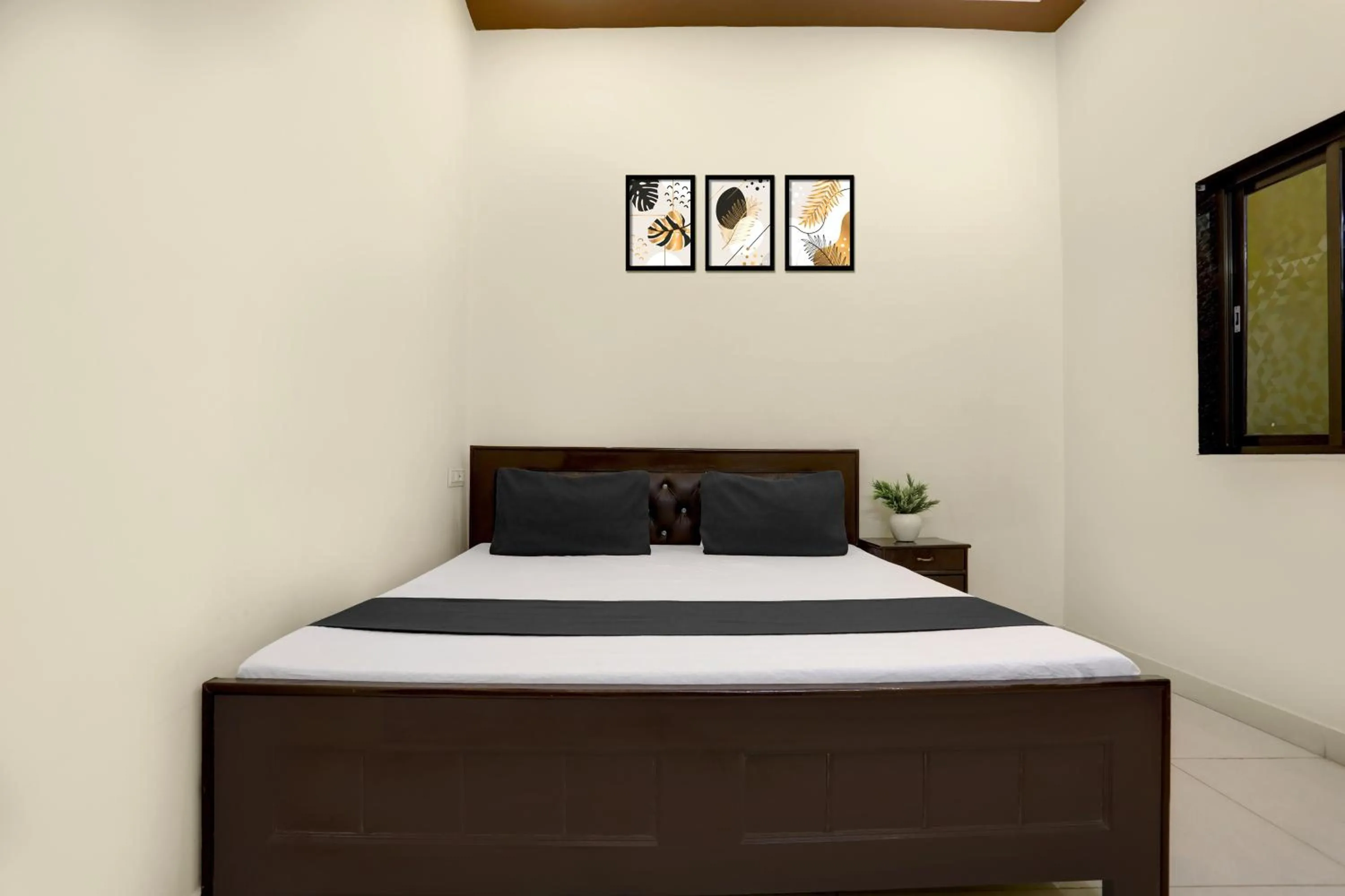 Bedroom, Bed in Hotel O by OYO Yatharth Inn Paying Guest House