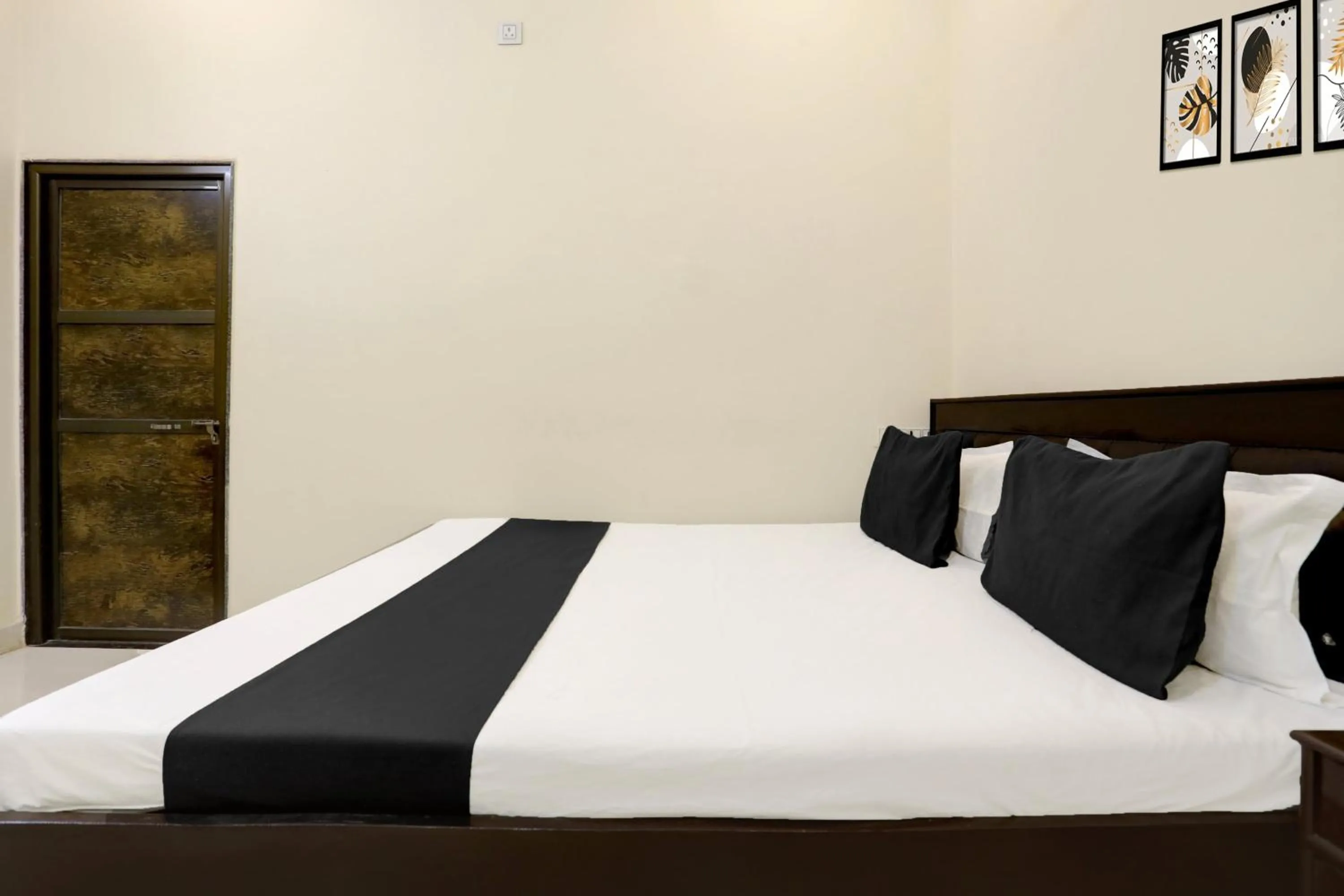 Bedroom, Bed in Hotel O by OYO Yatharth Inn Paying Guest House