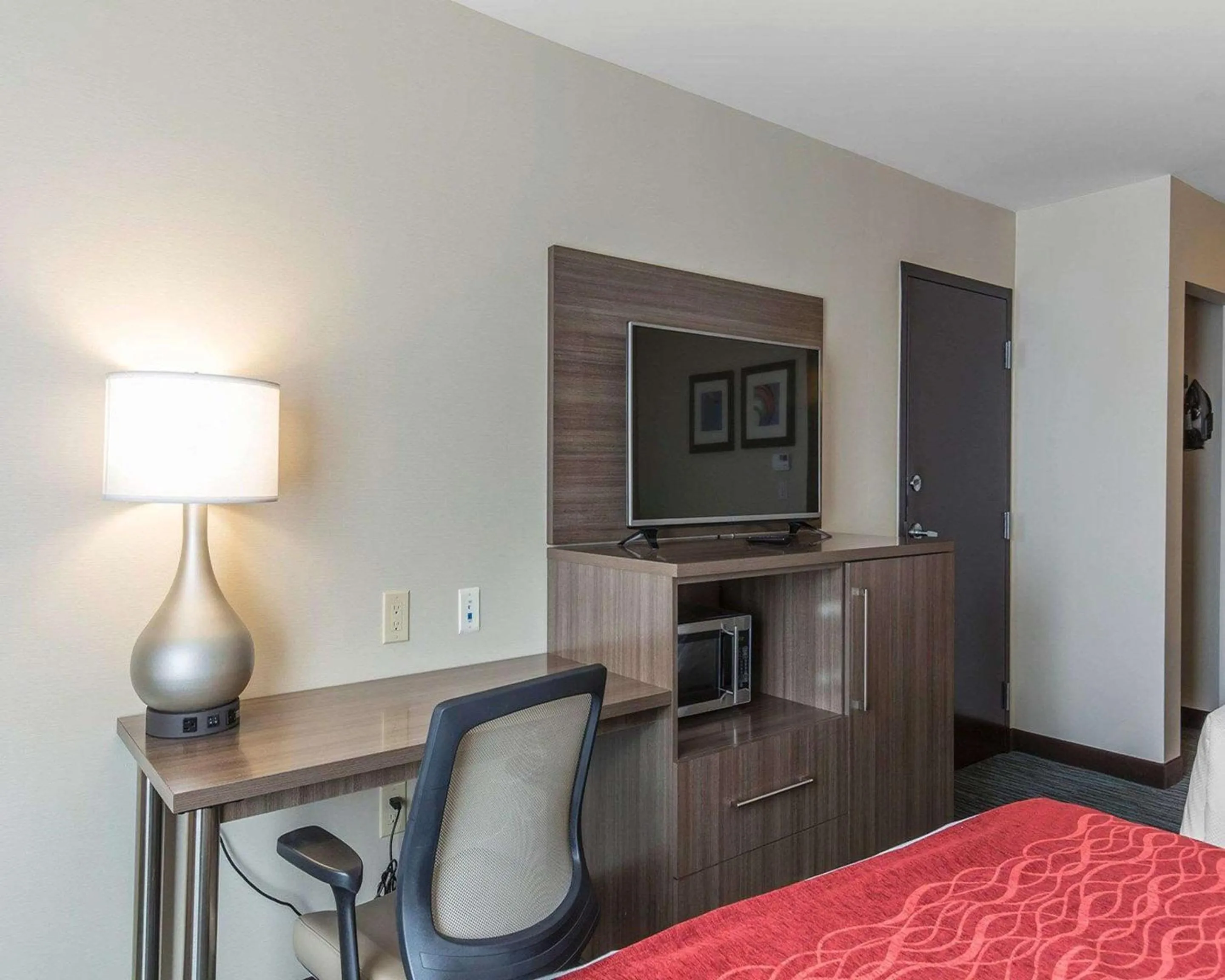 Photo of the whole room, Bed in Comfort Inn & Suites Airport North