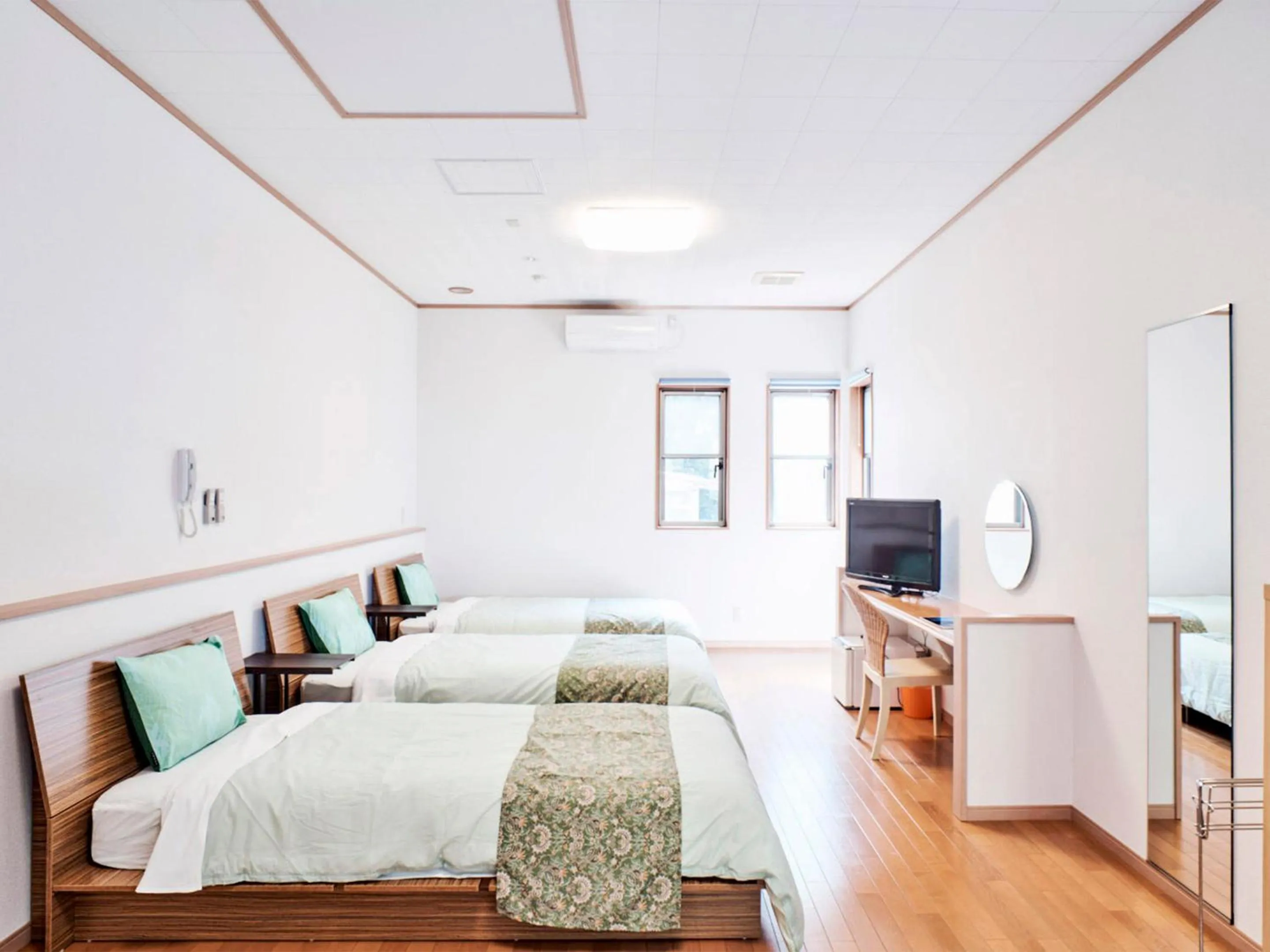 Photo of the whole room, Bed in Mantenbo