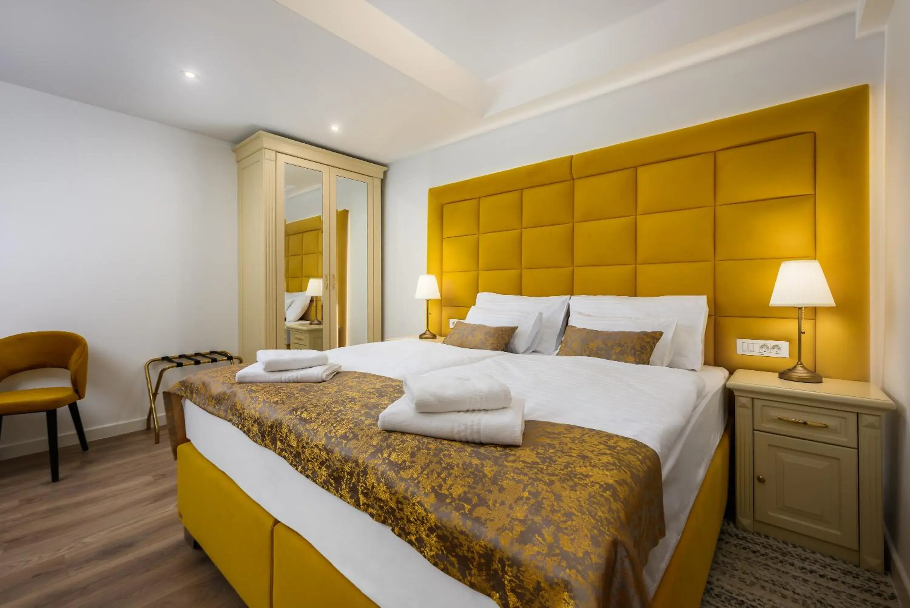 Superior Double Room in Boutique Hotel Golden Key - Poreč - Bed & Breakfast Superior Double Room in Boutique Hotel Golden Key - Poreč - Bed & Breakfast