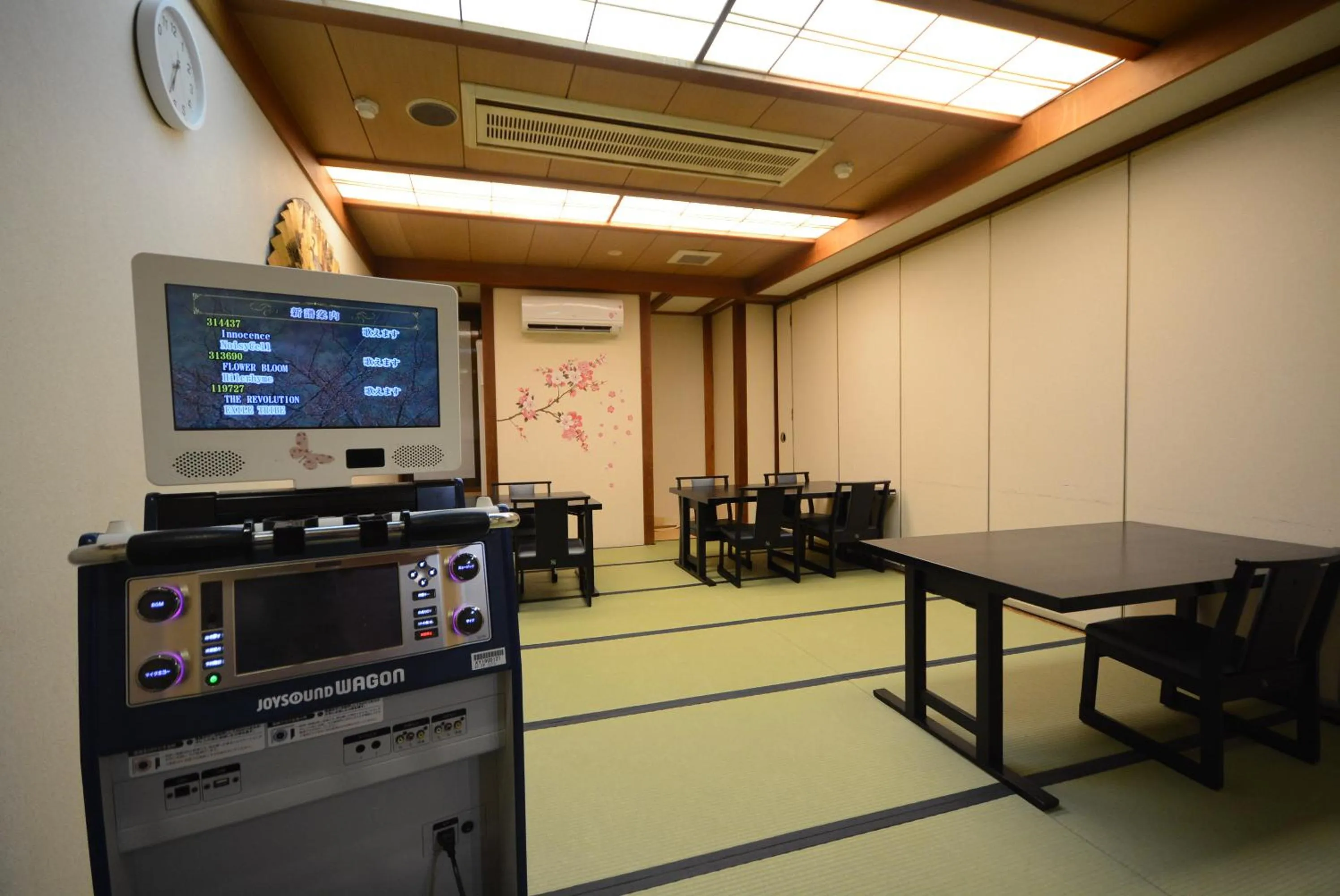 Karaoke in Hotel Manyotei