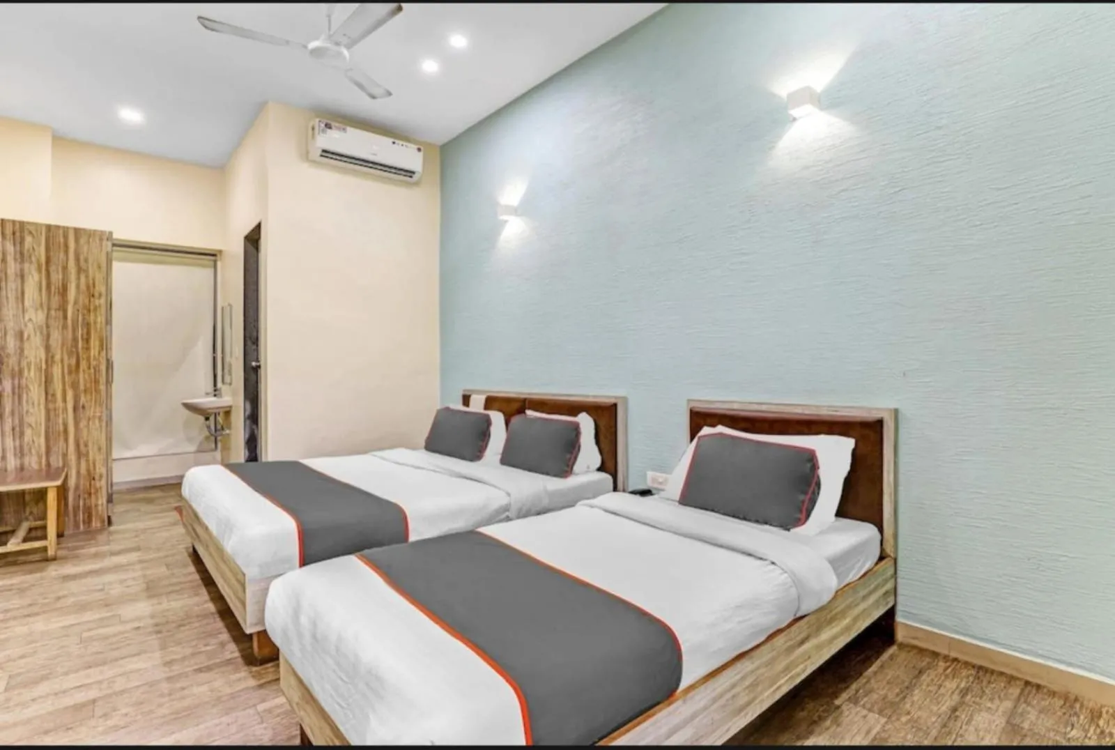 UTSAV GALAXY BANQUET And ROOMS