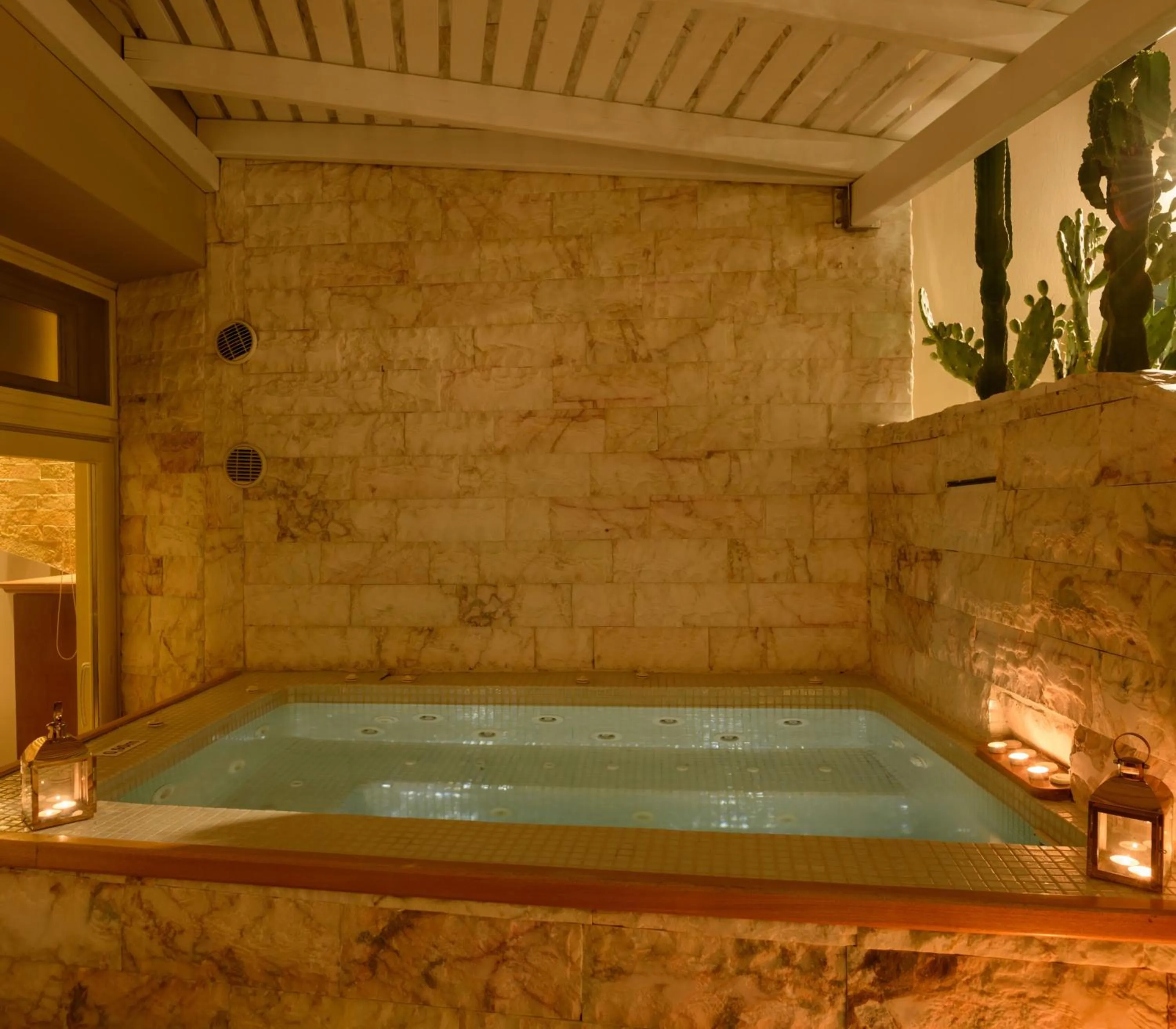 Hot Tub in Suite Home Santorini