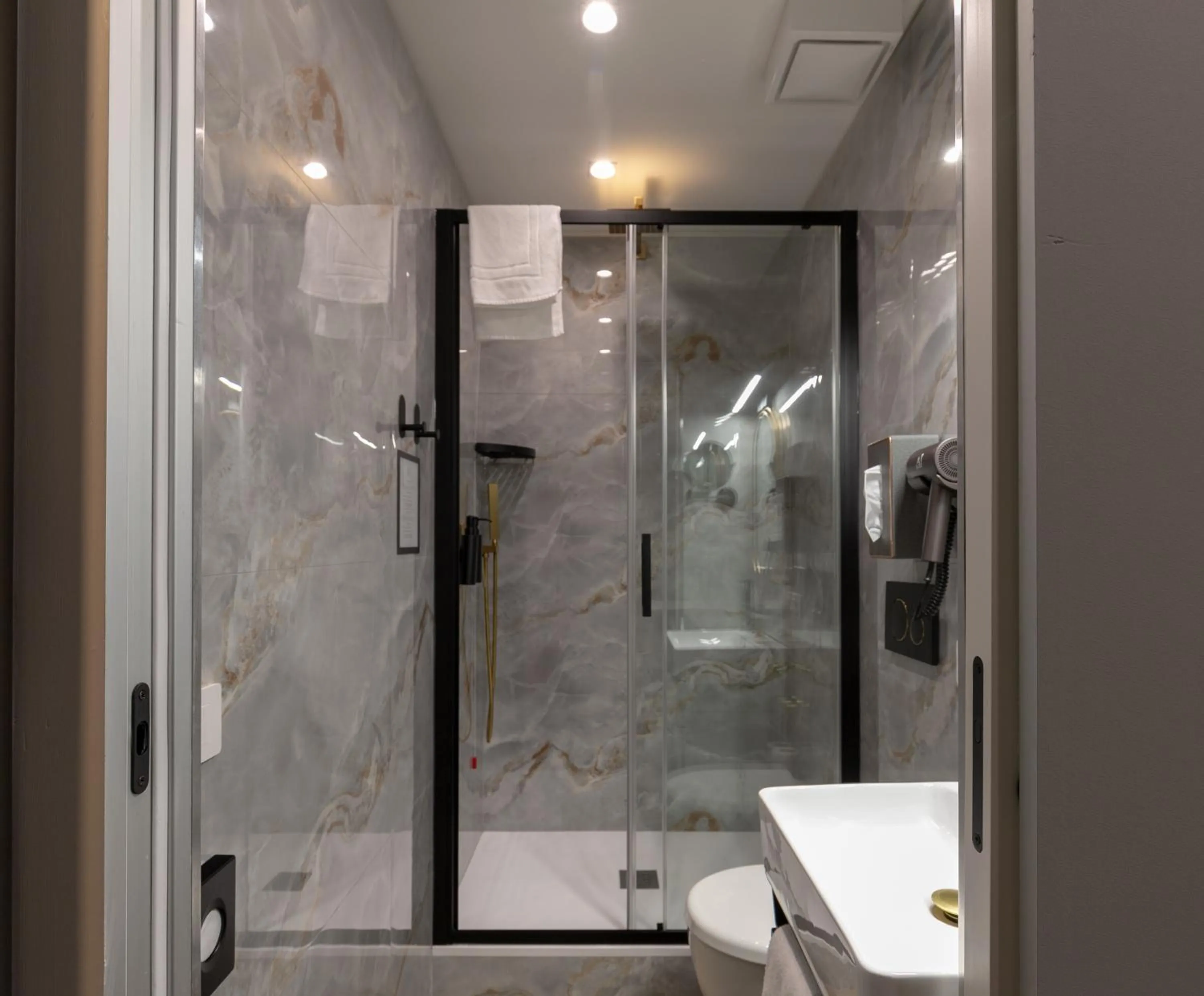 Shower in AH - Duomo Signature