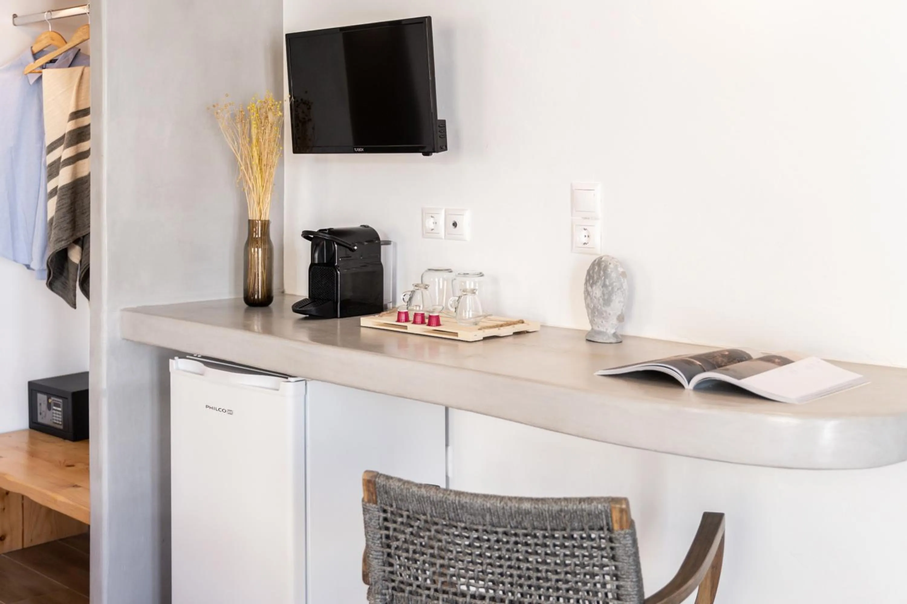 Coffee/tea facilities in Tagoo Studios Mykonos