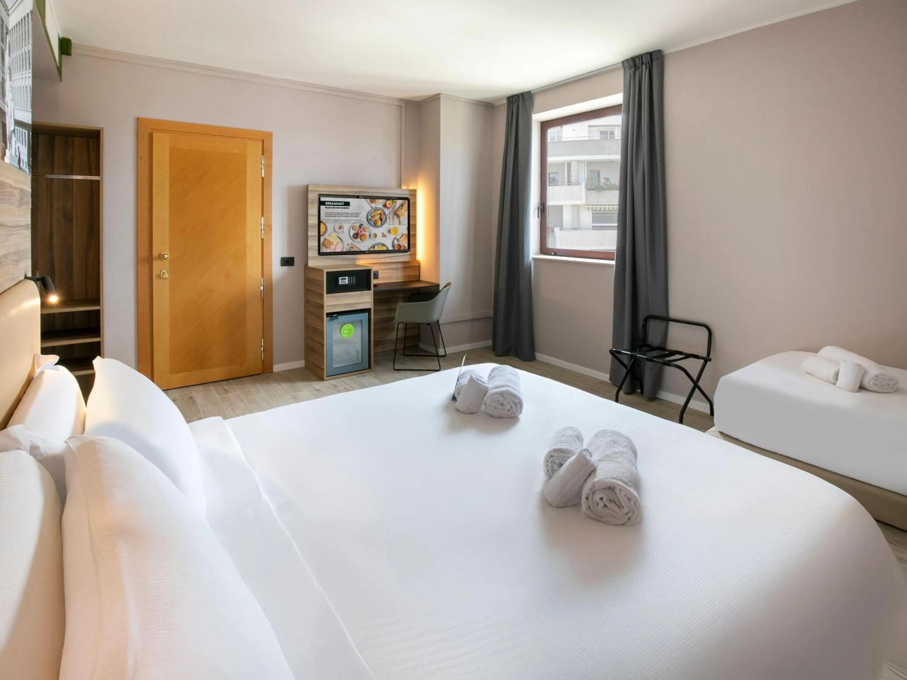 Bathroom, Bed in B&B HOTEL Latina