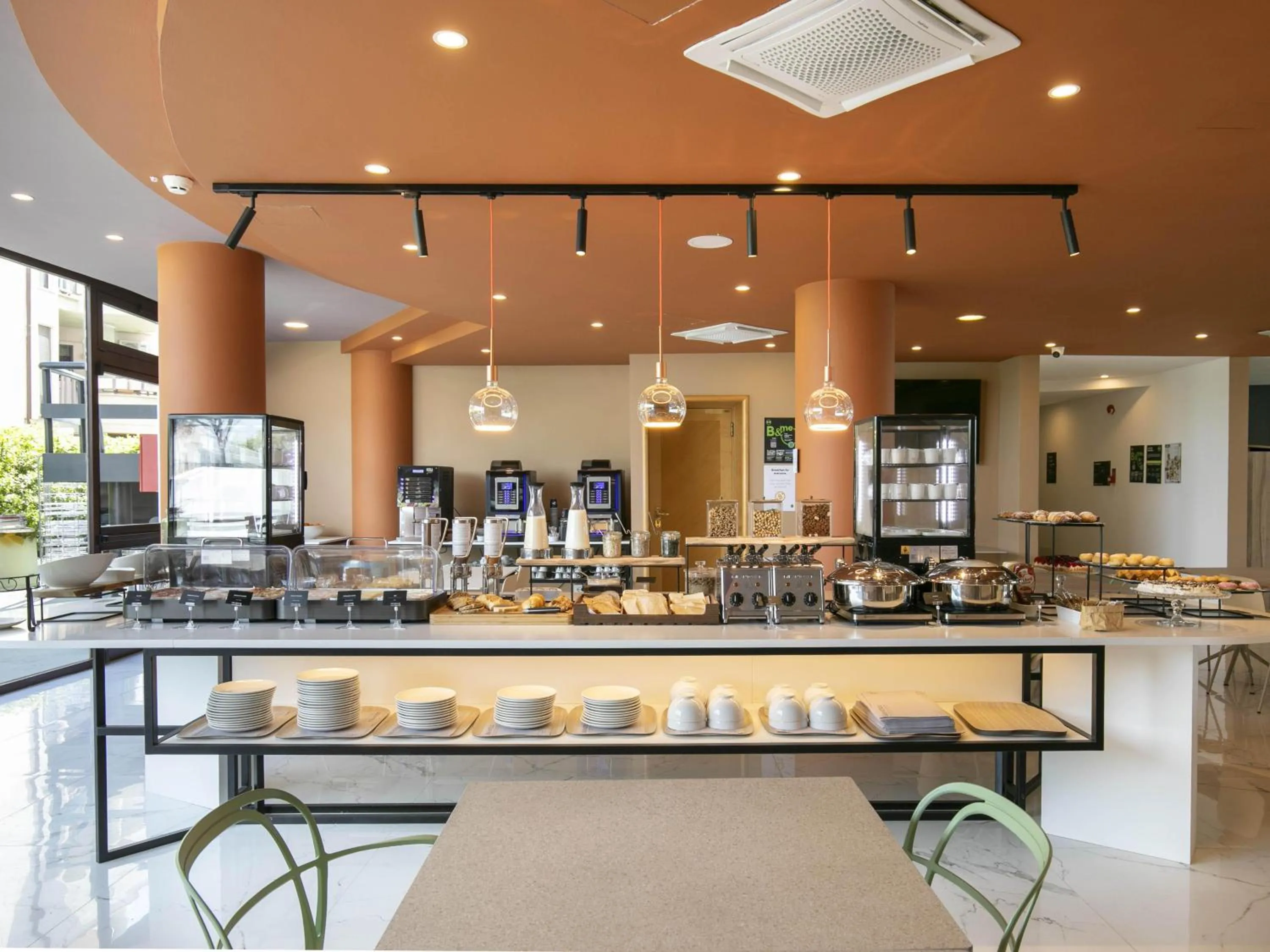 Lounge or bar in B&B HOTEL Latina