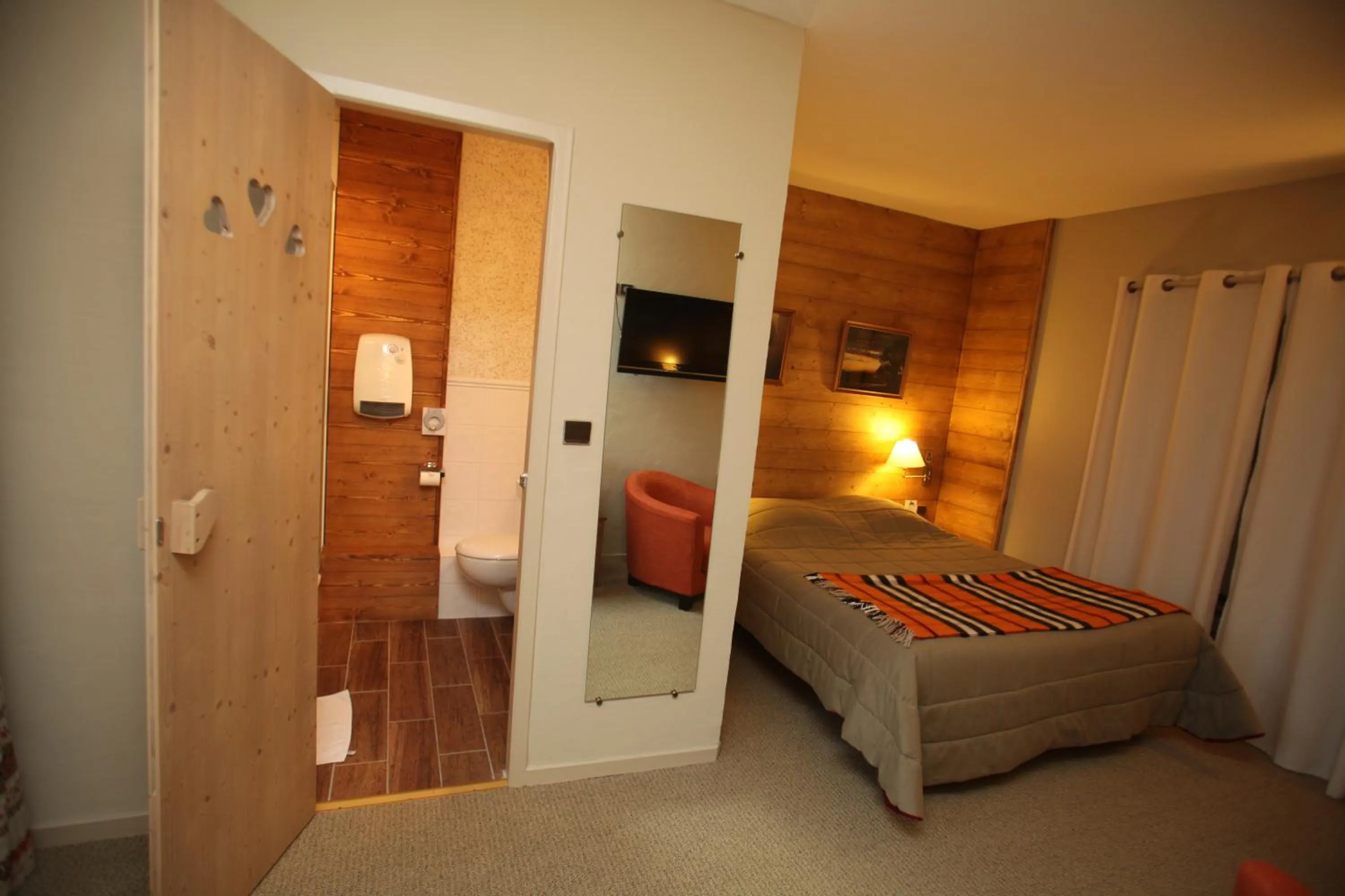 Photo of the whole room, Bed in Hôtel Restaurant La Ferme