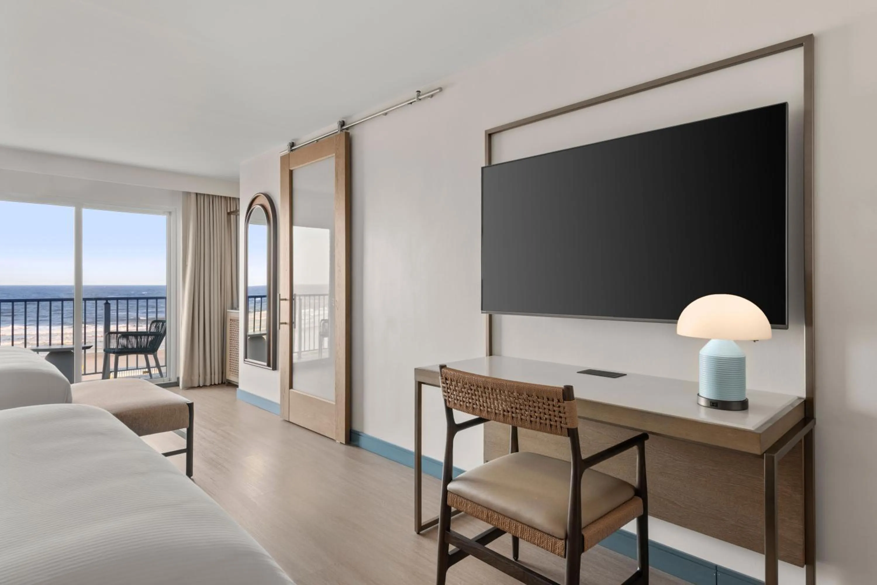 TV and multimedia, Bed in The Seahaus Hotel, Atlantic City Boardwalk, a Tribute Portfolio Hotel