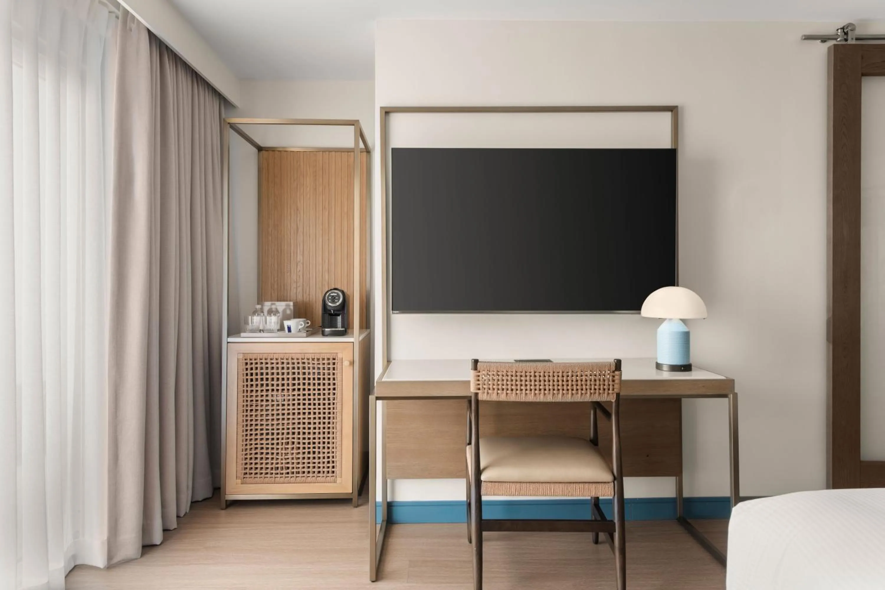 TV and multimedia, Bed in The Seahaus Hotel, Atlantic City Boardwalk, a Tribute Portfolio Hotel