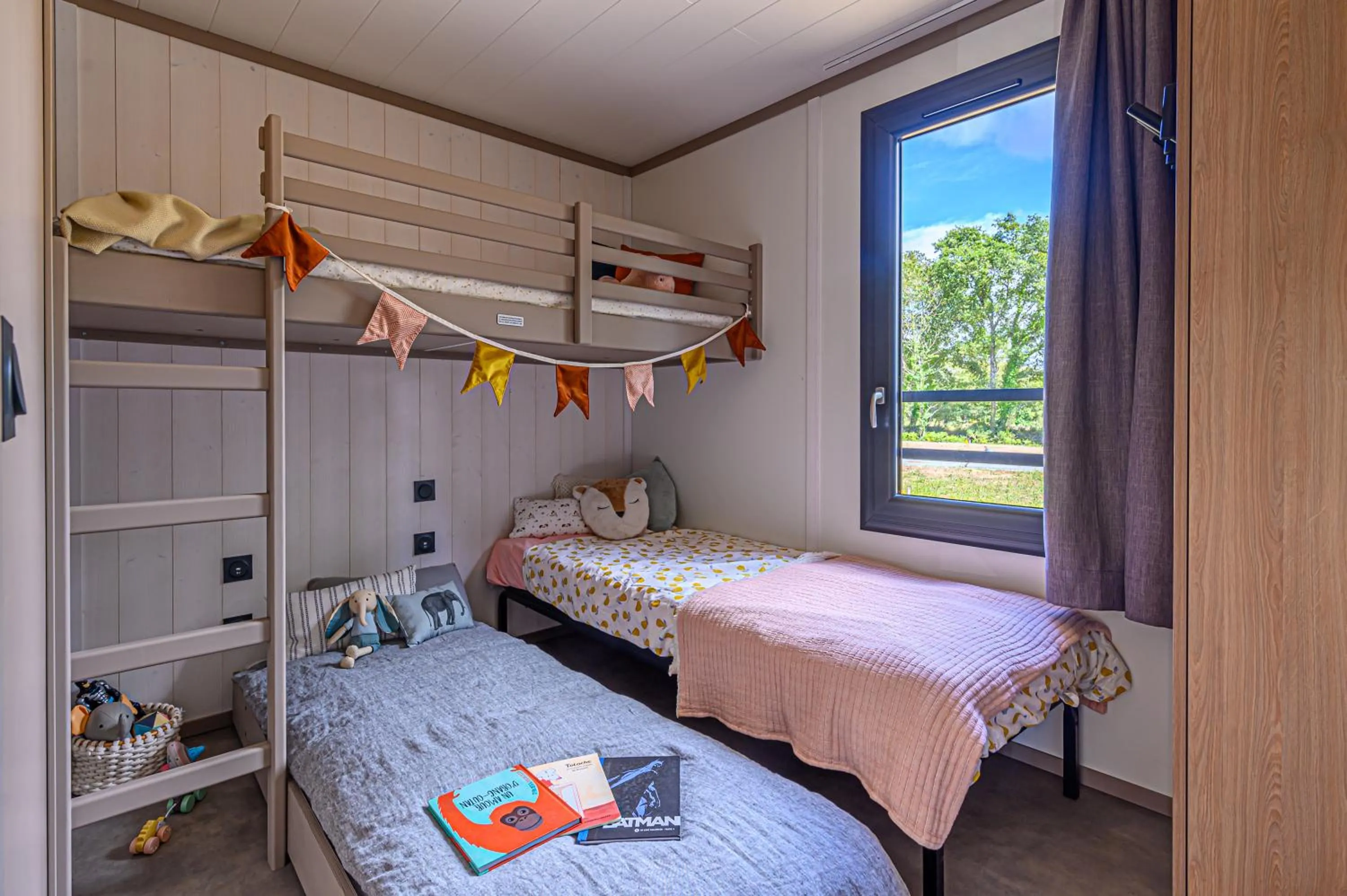 Photo of the whole room, Bed in VVF Le Pays Cathare Carcassonne