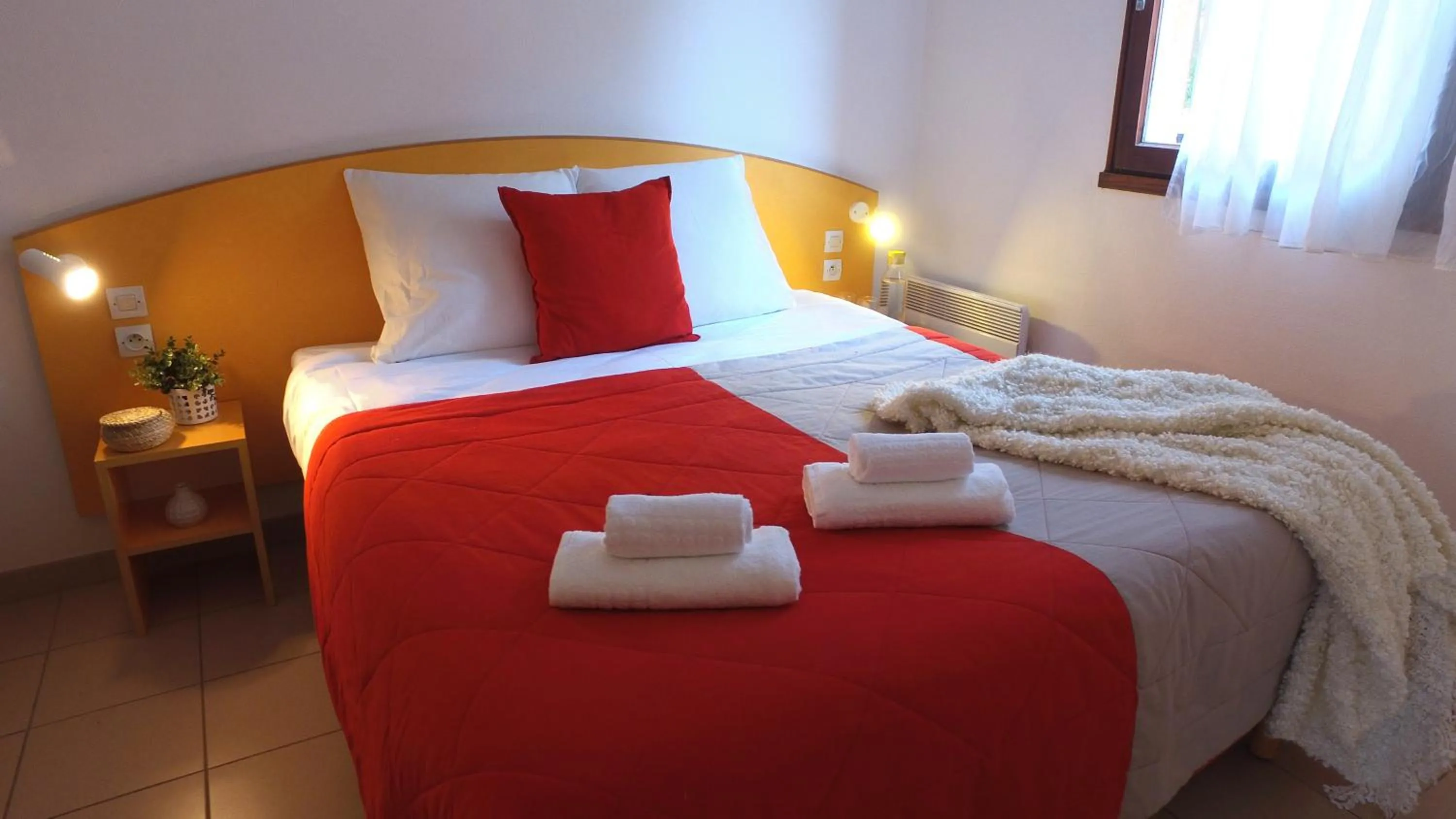Bedroom, Bed in VVF Le Pays Cathare Carcassonne