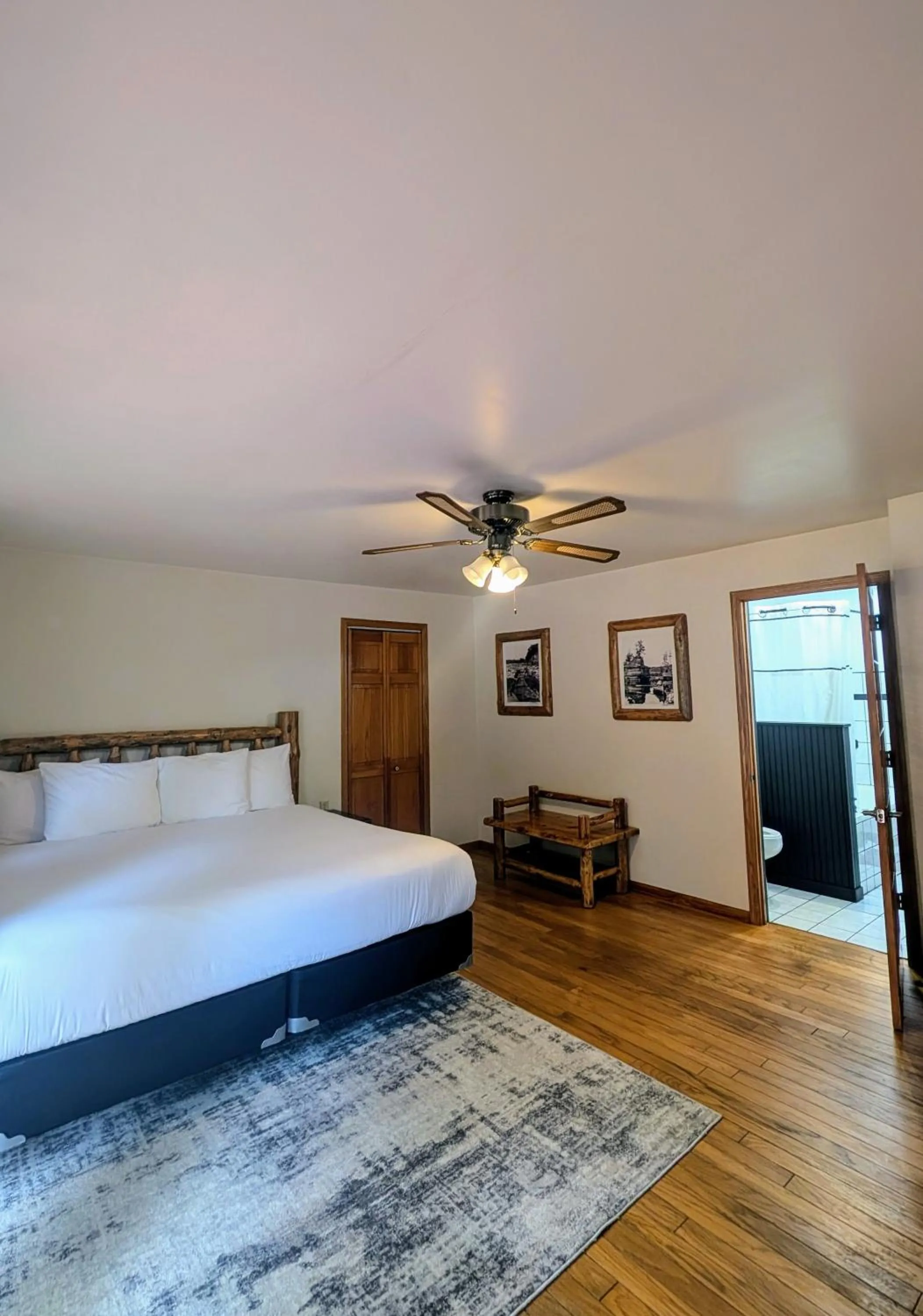 Bedroom, Bed in Edge-O-Dells Resort