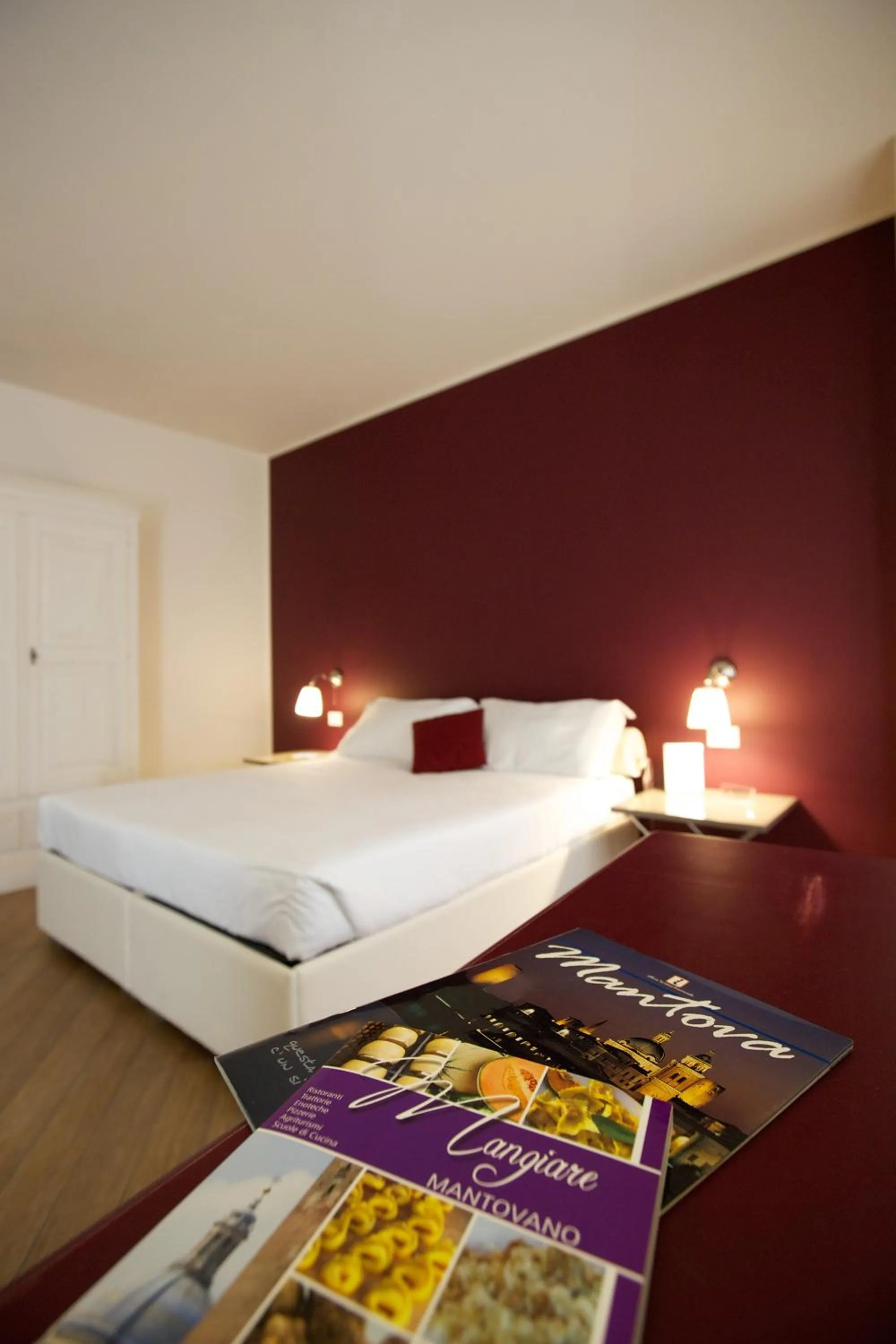 Bed in Hotel Leon D'Oro