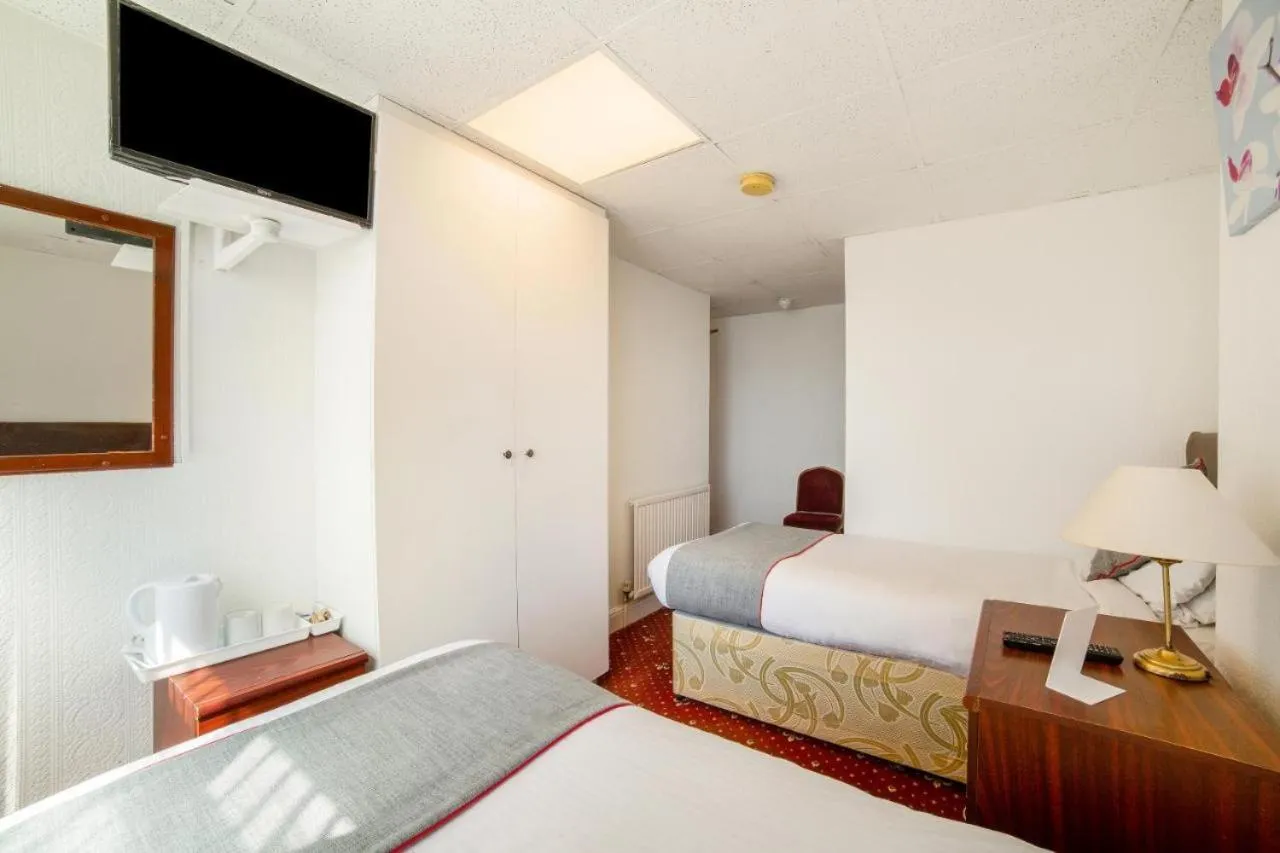 Bed in HOTEL BLUE OCEAN - Call For Cheap Prices - Check In Until 3AM