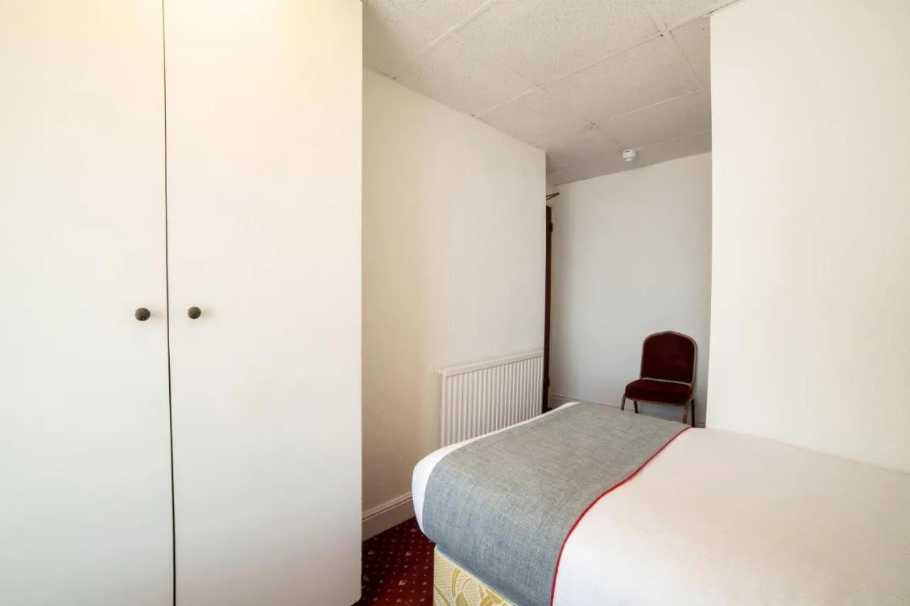 Bed in HOTEL BLUE OCEAN - Call For Cheap Prices - Check In Until 3AM