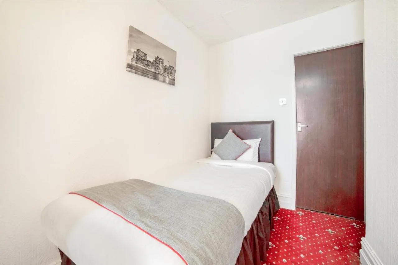 Bed in HOTEL BLUE OCEAN - Call For Cheap Prices - Check In Until 3AM