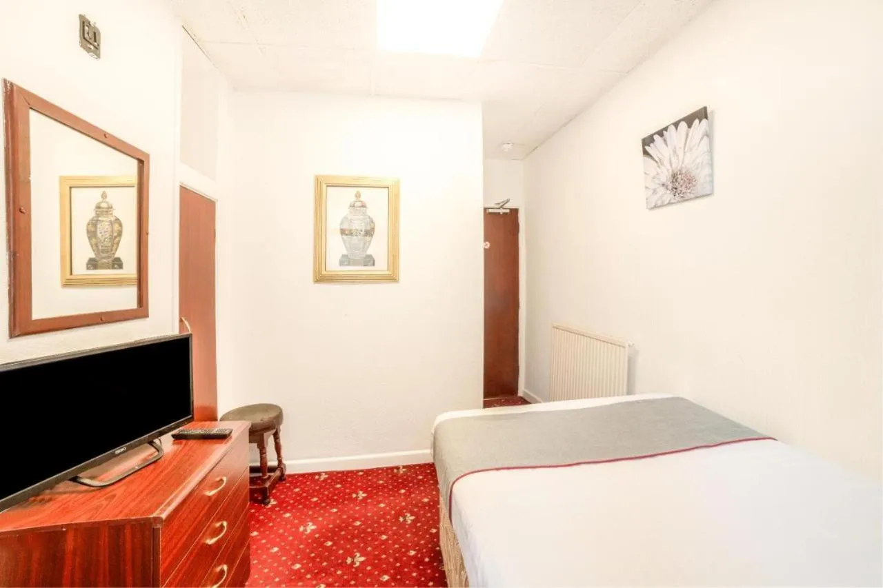 Bed in HOTEL BLUE OCEAN - Call For Cheap Prices - Check In Until 3AM