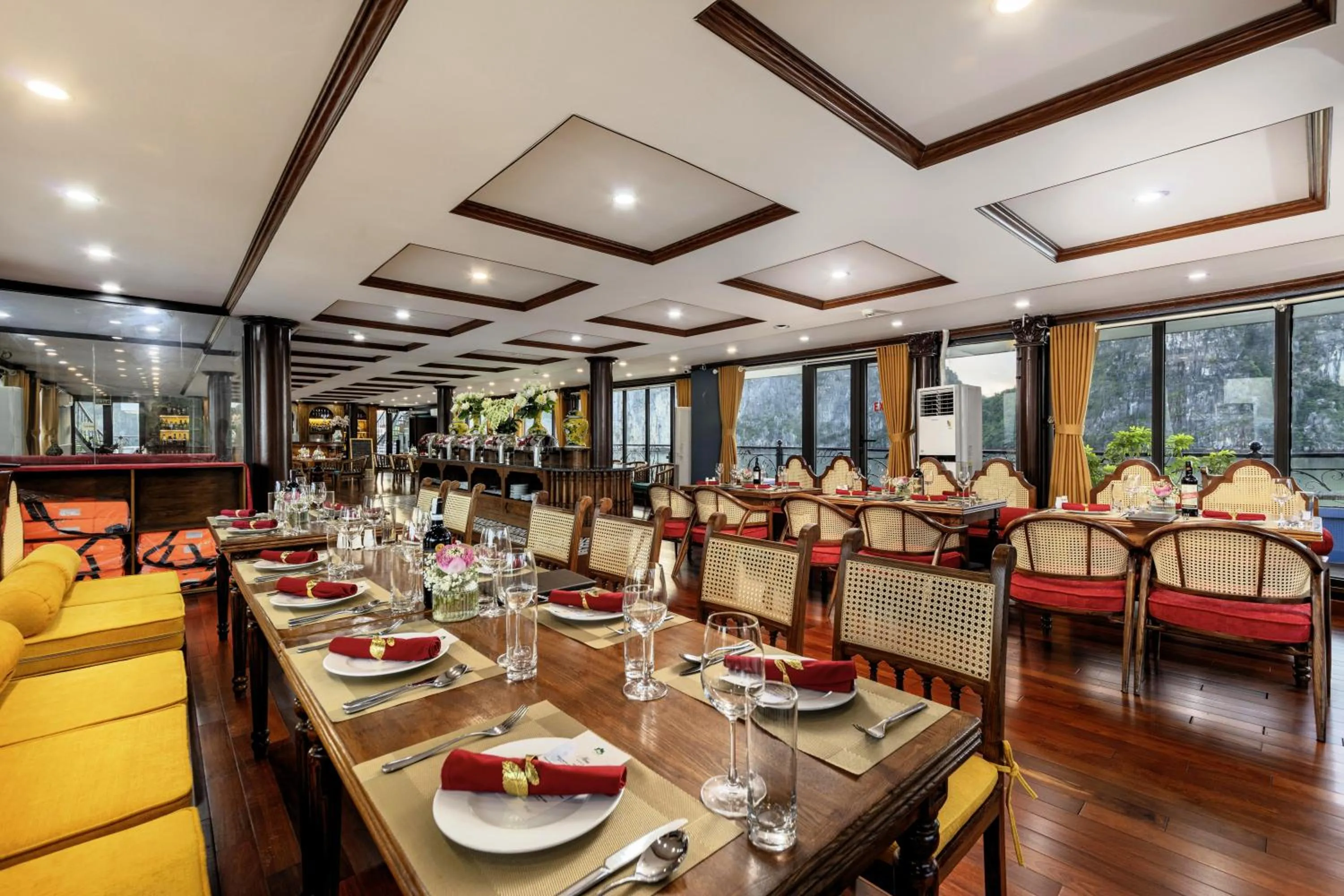 Restaurant/places to eat in Verdure Lotus Grandeur Cruise on Ha Long Bay