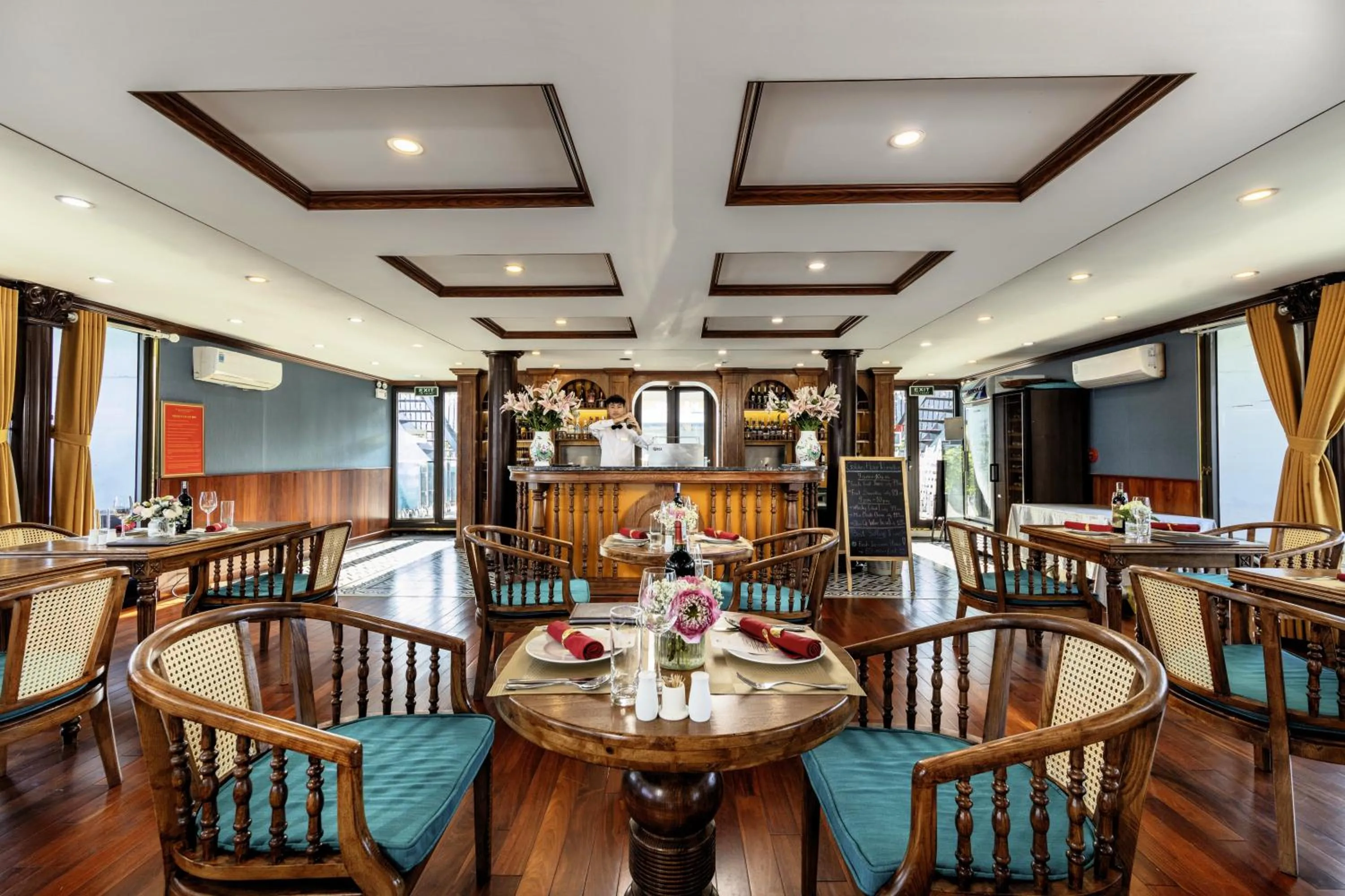 Lounge or bar in Verdure Lotus Grandeur Cruise on Ha Long Bay