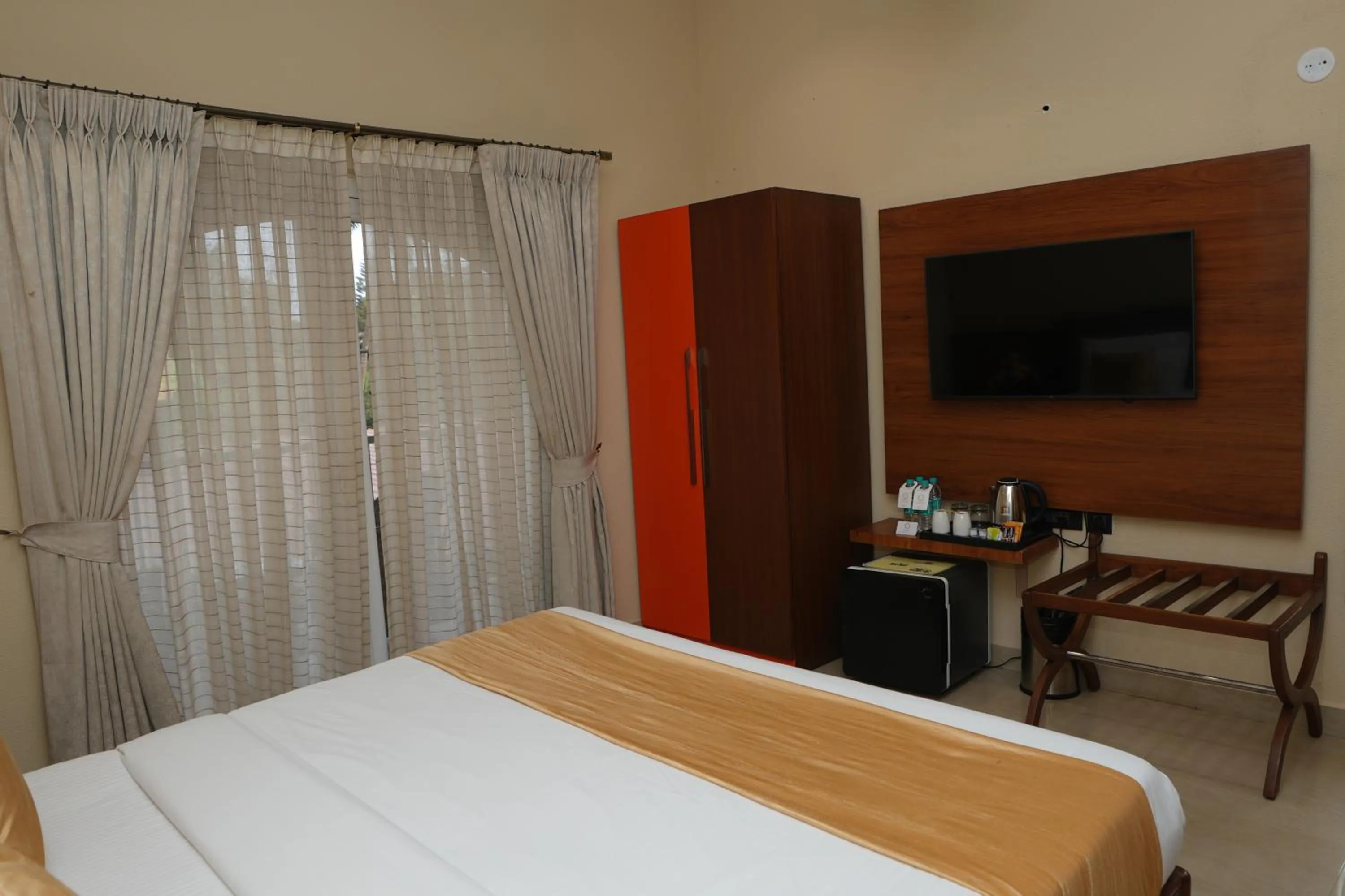 Bed in Foxoso Aaristo Baga Beach Resort