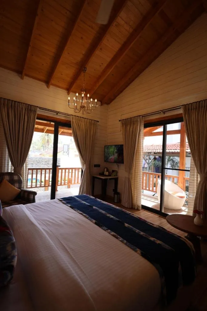 Bedroom, Bed in Foxoso Aaristo Baga Beach Resort