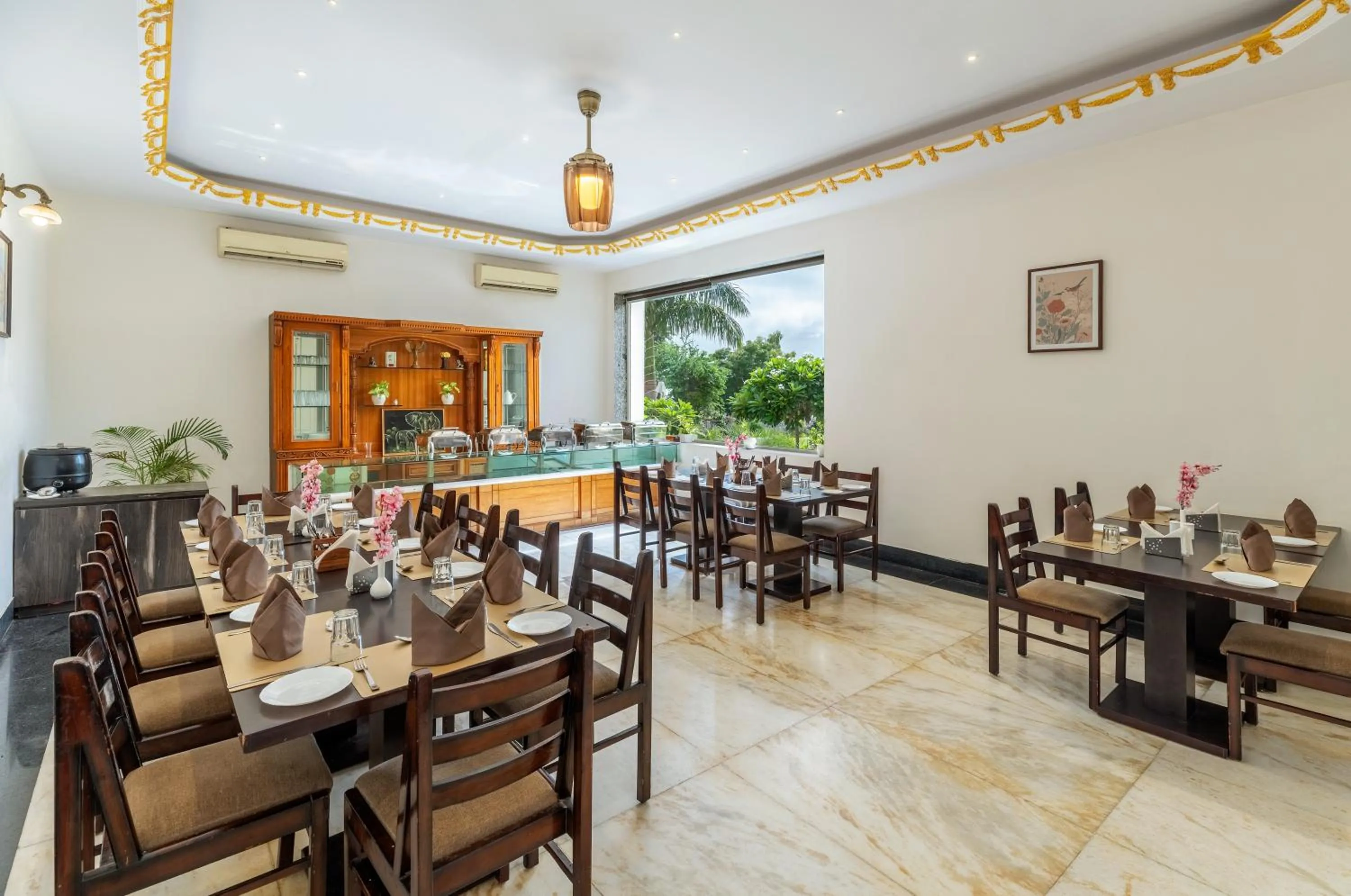 Restaurant/places to eat in Surya Kothi Resort