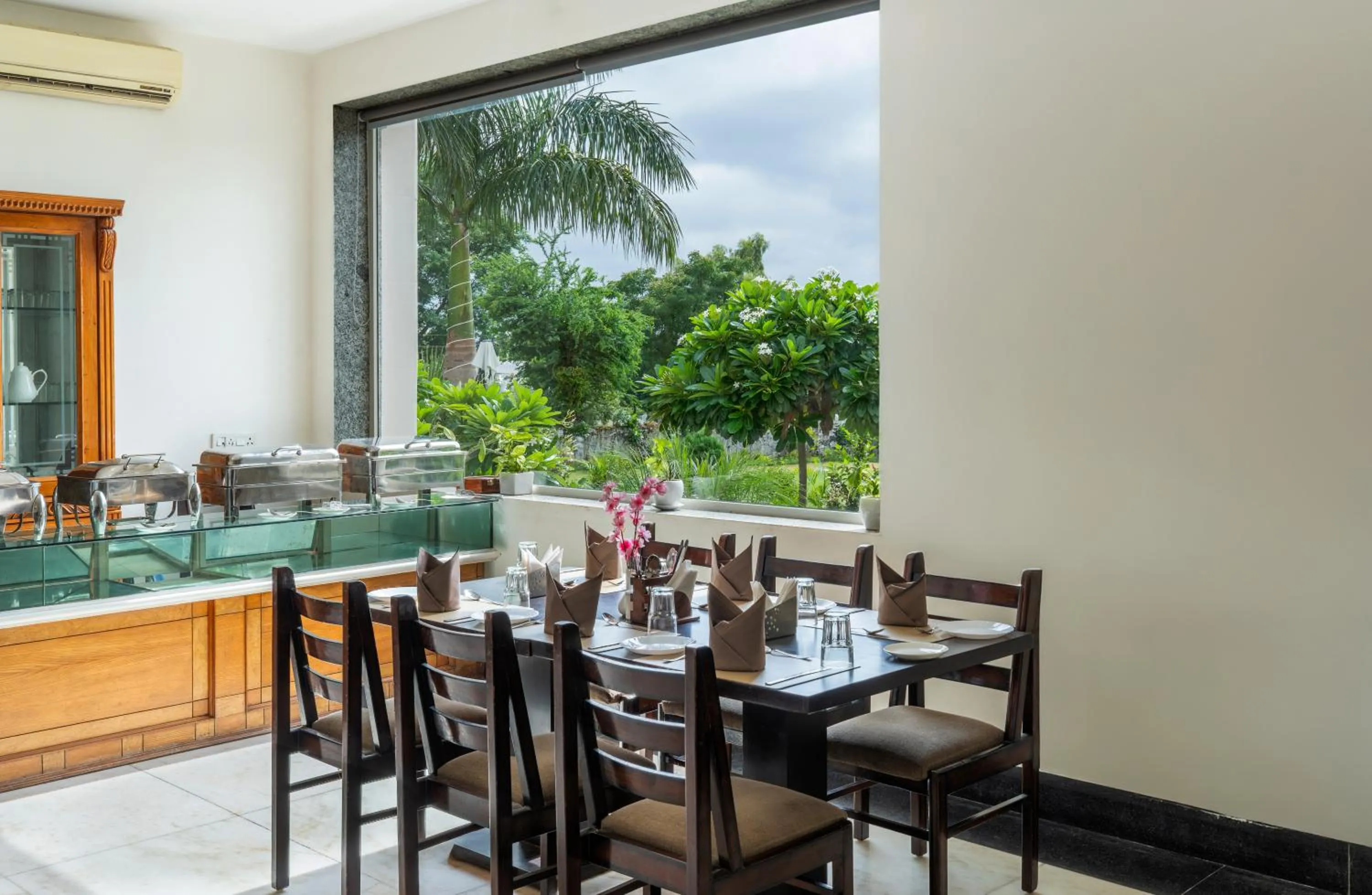 Restaurant/places to eat in Surya Kothi Resort