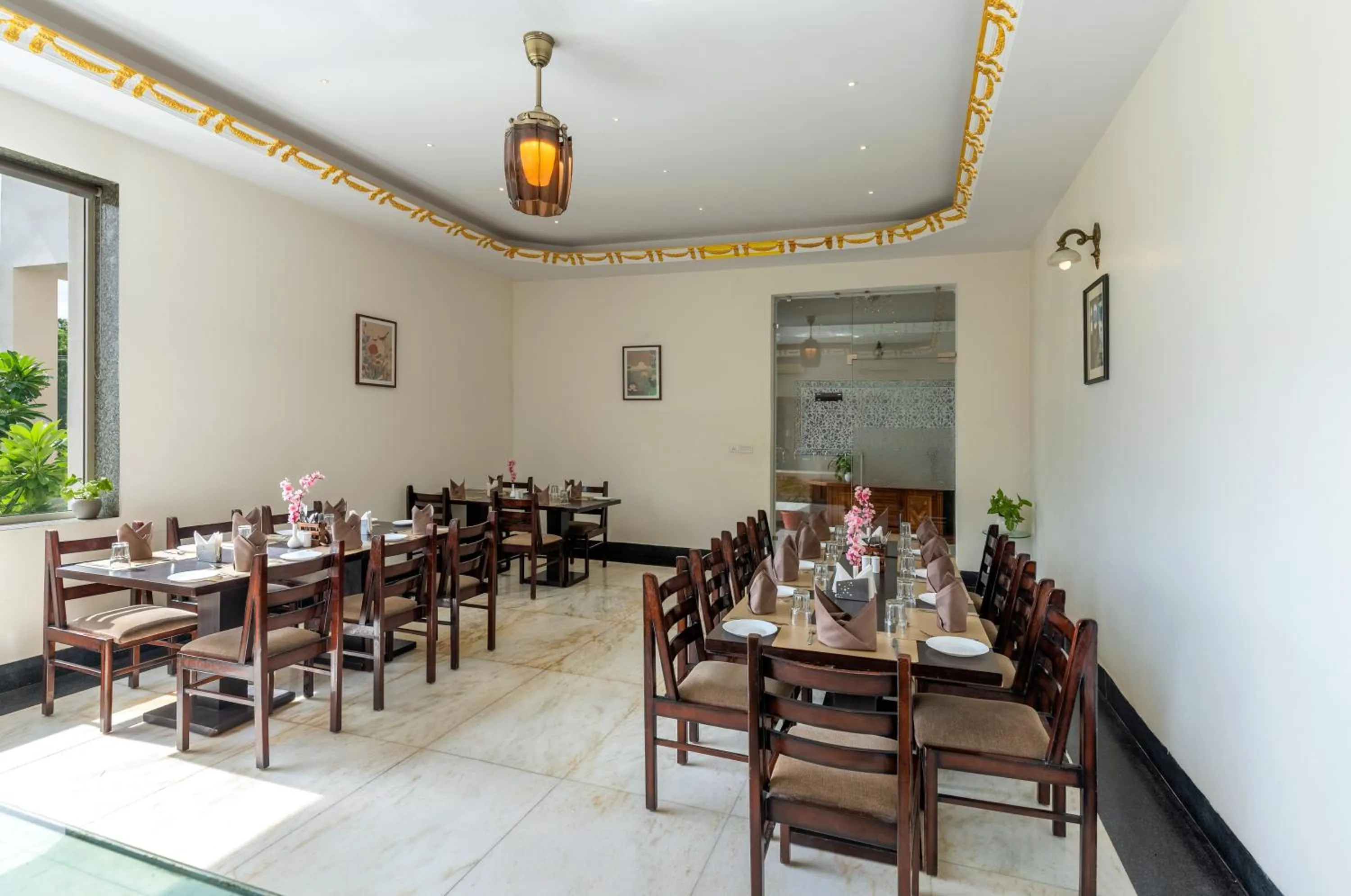 Restaurant/places to eat in Surya Kothi Resort