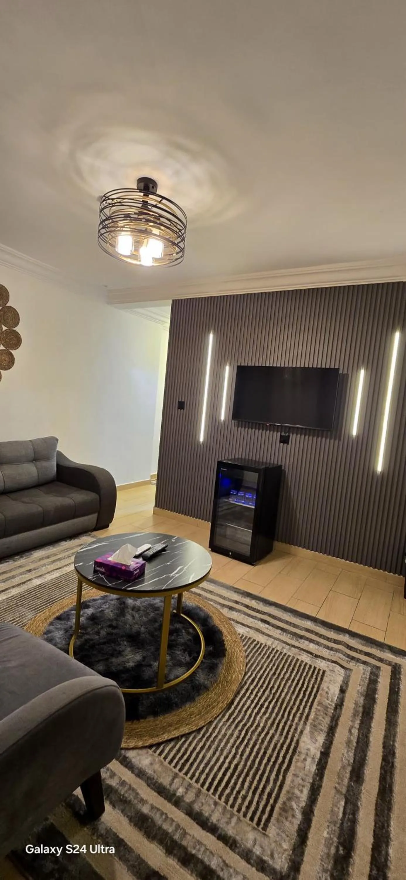 Communal lounge/ TV room in Balcony Hotel